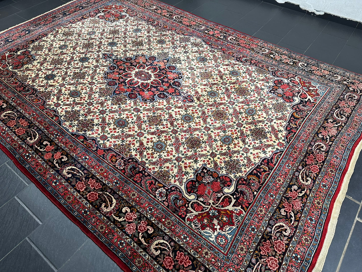 Handgeknüpfter Bidjar Teppich 383x265 cm – Rosenmuster Wolle