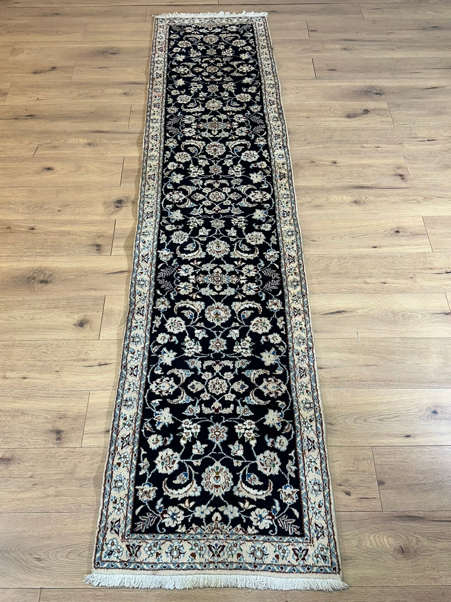 Orientteppich handgeknüpft Nain Korkwolle mit Seide Läufer 296x68 cm