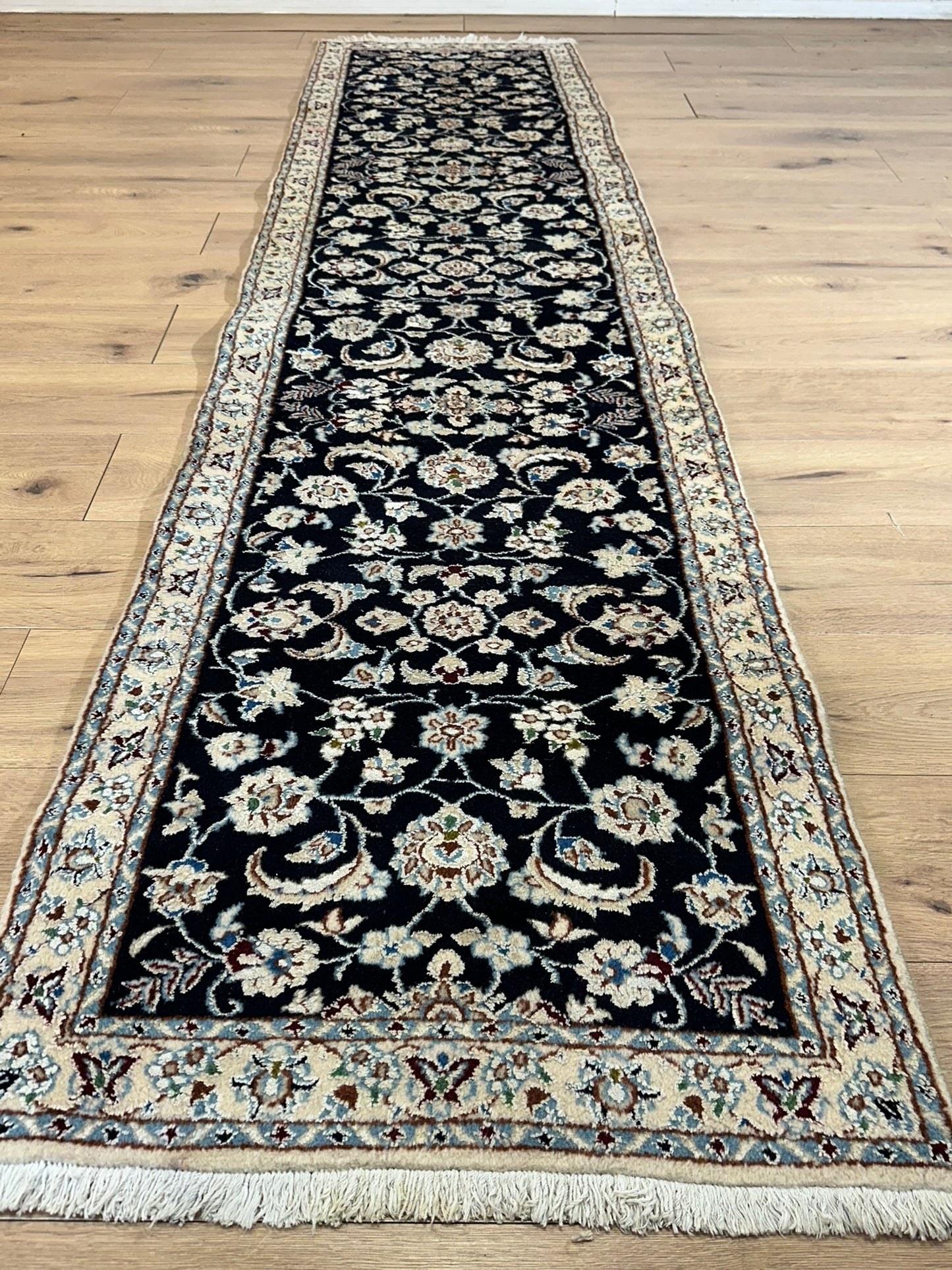 Orientteppich handgeknüpft Nain Korkwolle mit Seide Läufer 296x68 cm