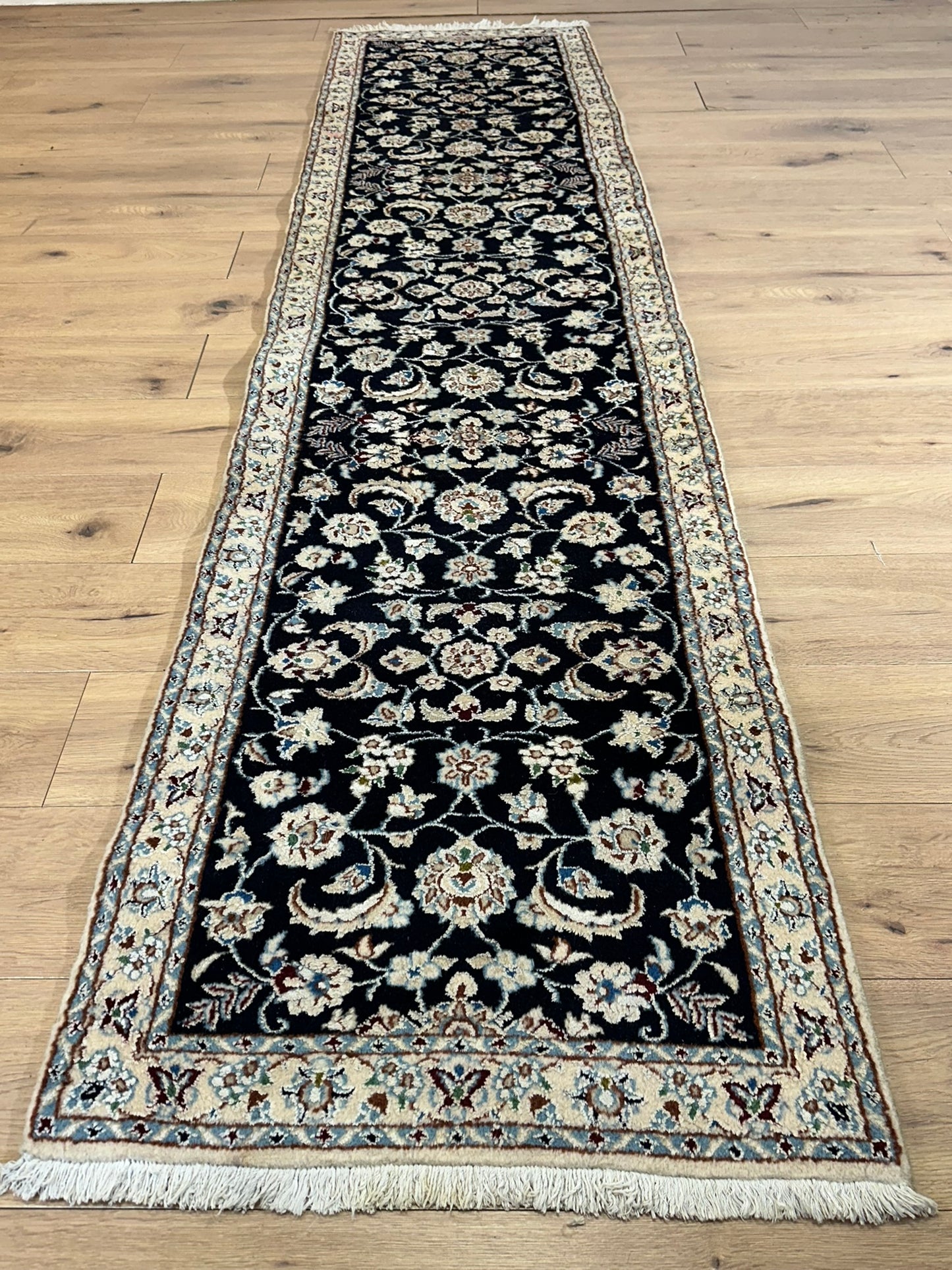 Orientteppich handgeknüpft Nain Korkwolle mit Seide Läufer 296x68 cm
