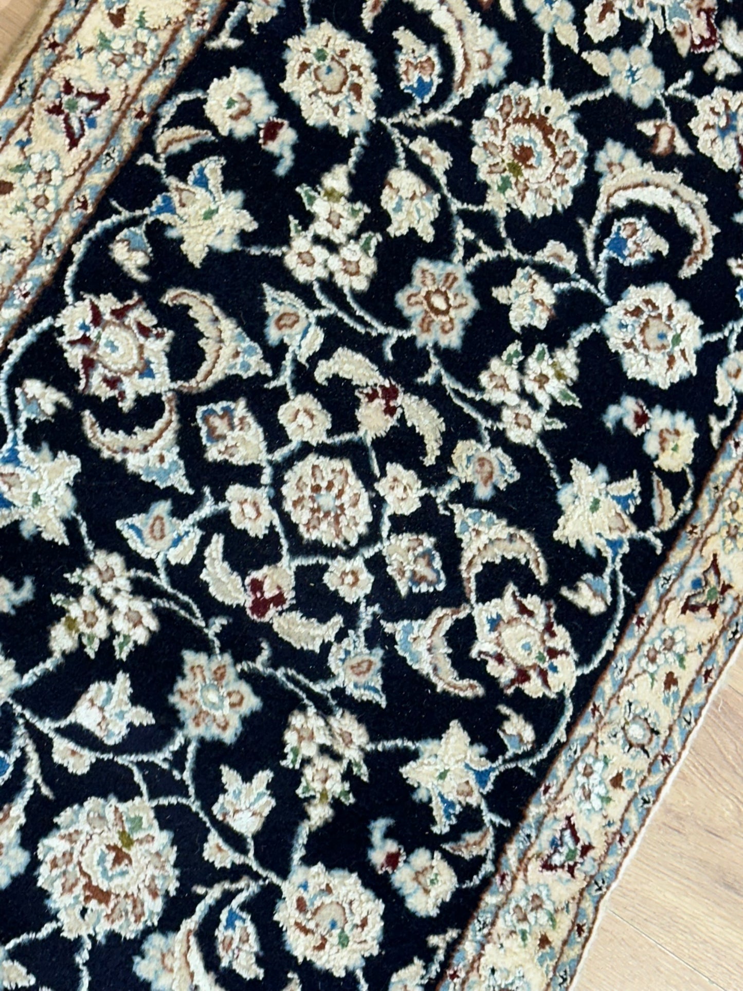 Orientteppich handgeknüpft Nain Korkwolle mit Seide Läufer 296x68 cm