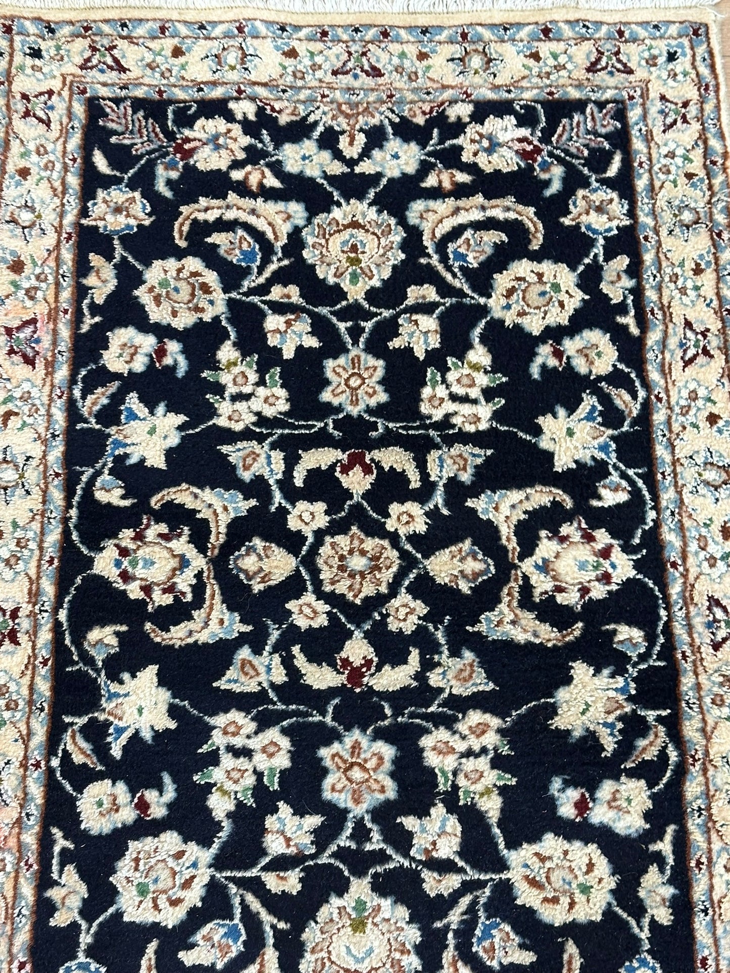 Orientteppich handgeknüpft Nain Korkwolle mit Seide Läufer 296x68 cm