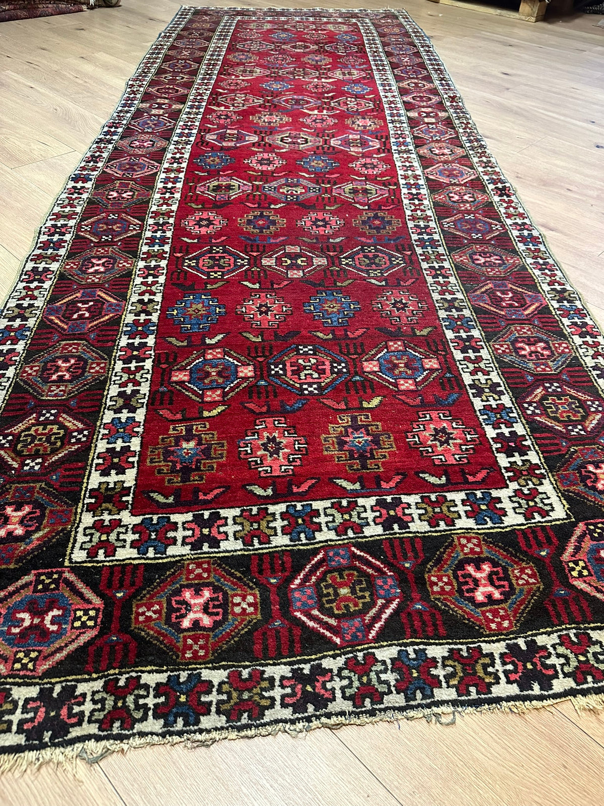 Orientteppich handgeknüpft antiker Kazak naturfarben 333x117 cm