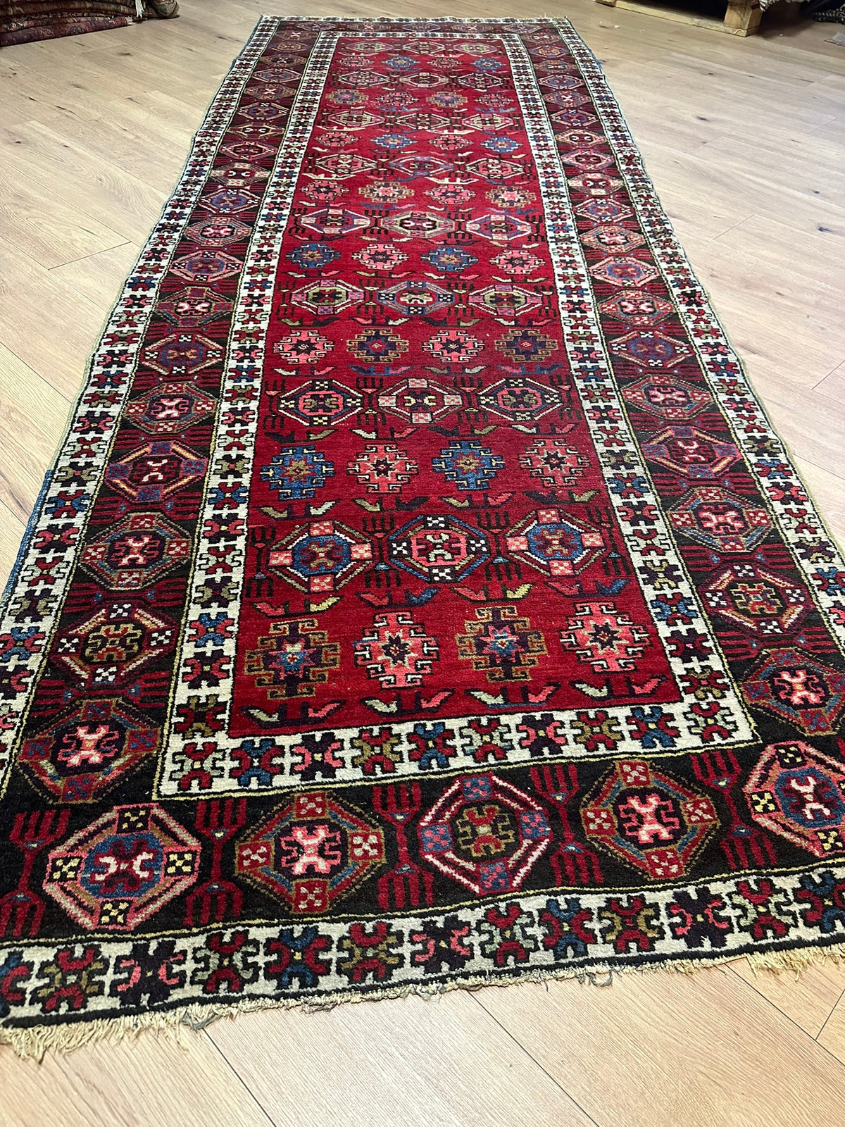 Orientteppich handgeknüpft antiker Kazak naturfarben 333x117 cm