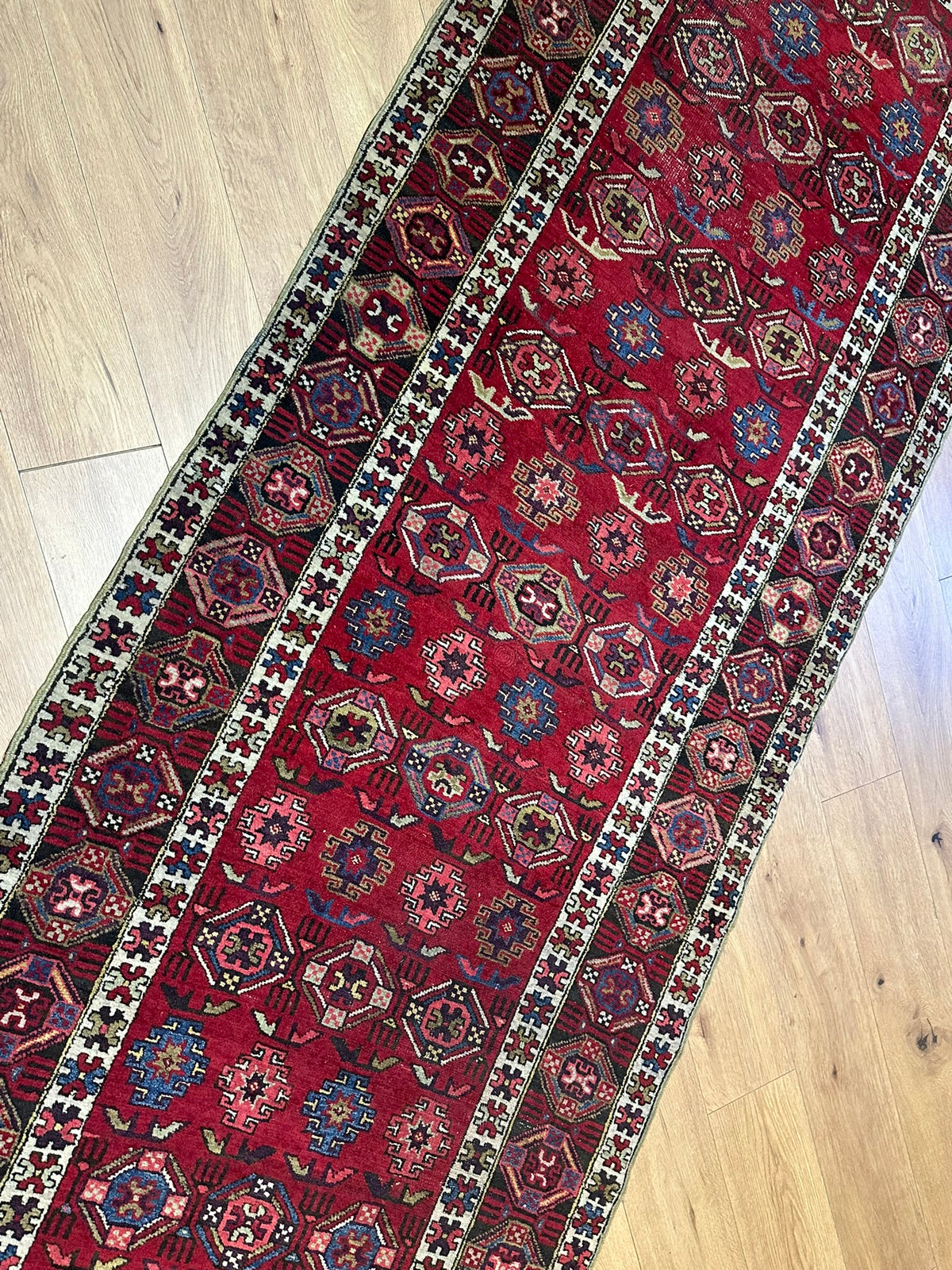 Orientteppich handgeknüpft antiker Kazak naturfarben 333x117 cm