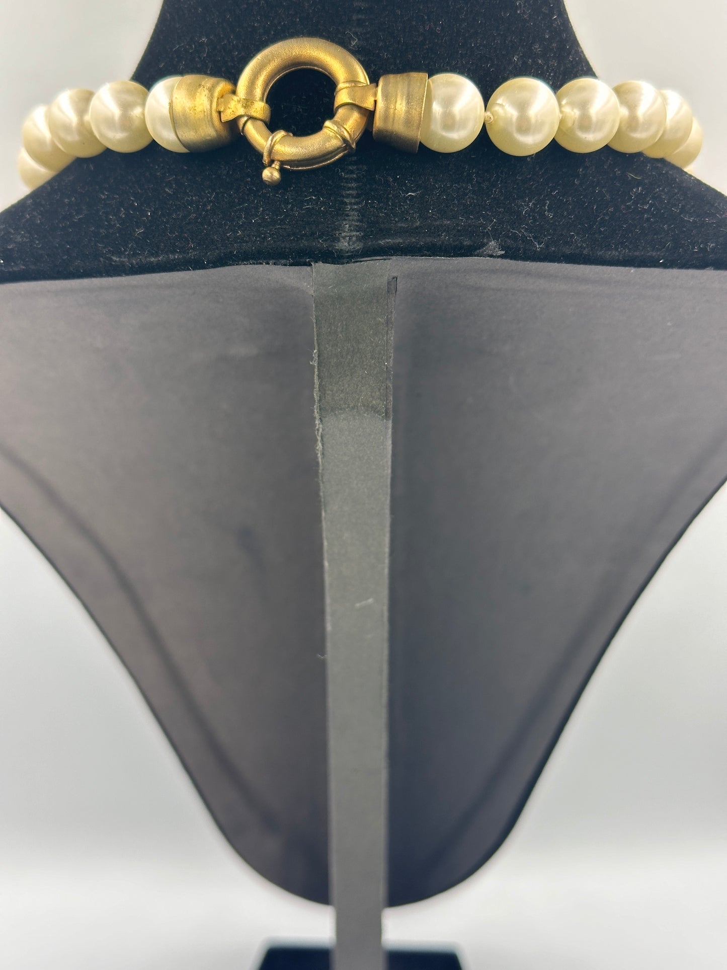 Elegante Perlenkette mit passendem Armband und Goldfarbenem Verschluss