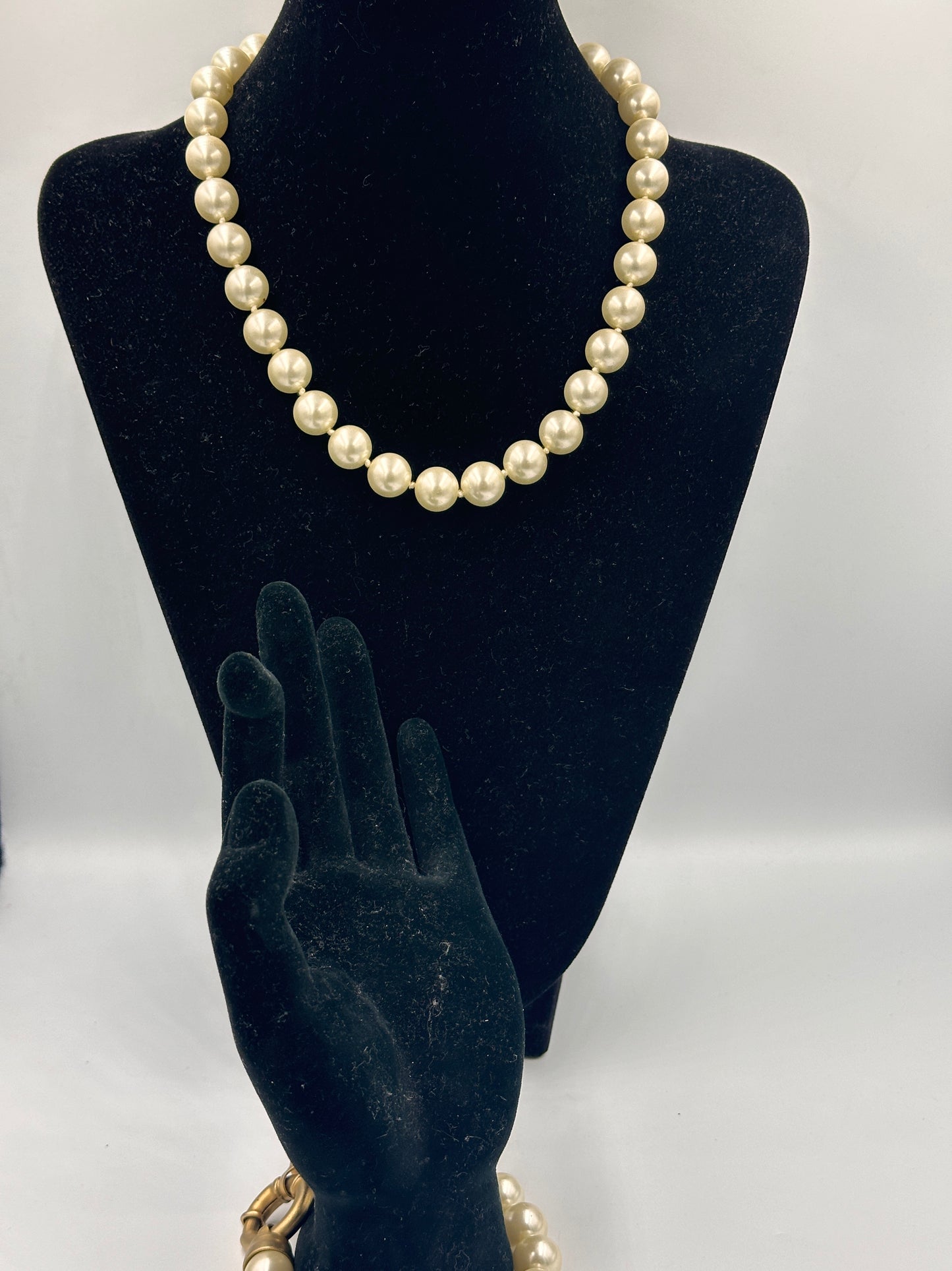 Elegante Perlenkette mit passendem Armband und Goldfarbenem Verschluss