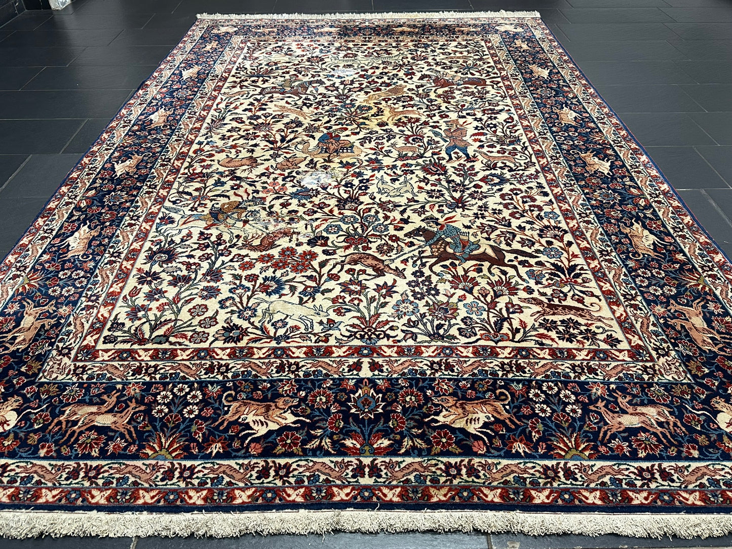 Orientteppich handgeknüpft Isfahan Korkwolle Jagdmotiv 310x200 cm