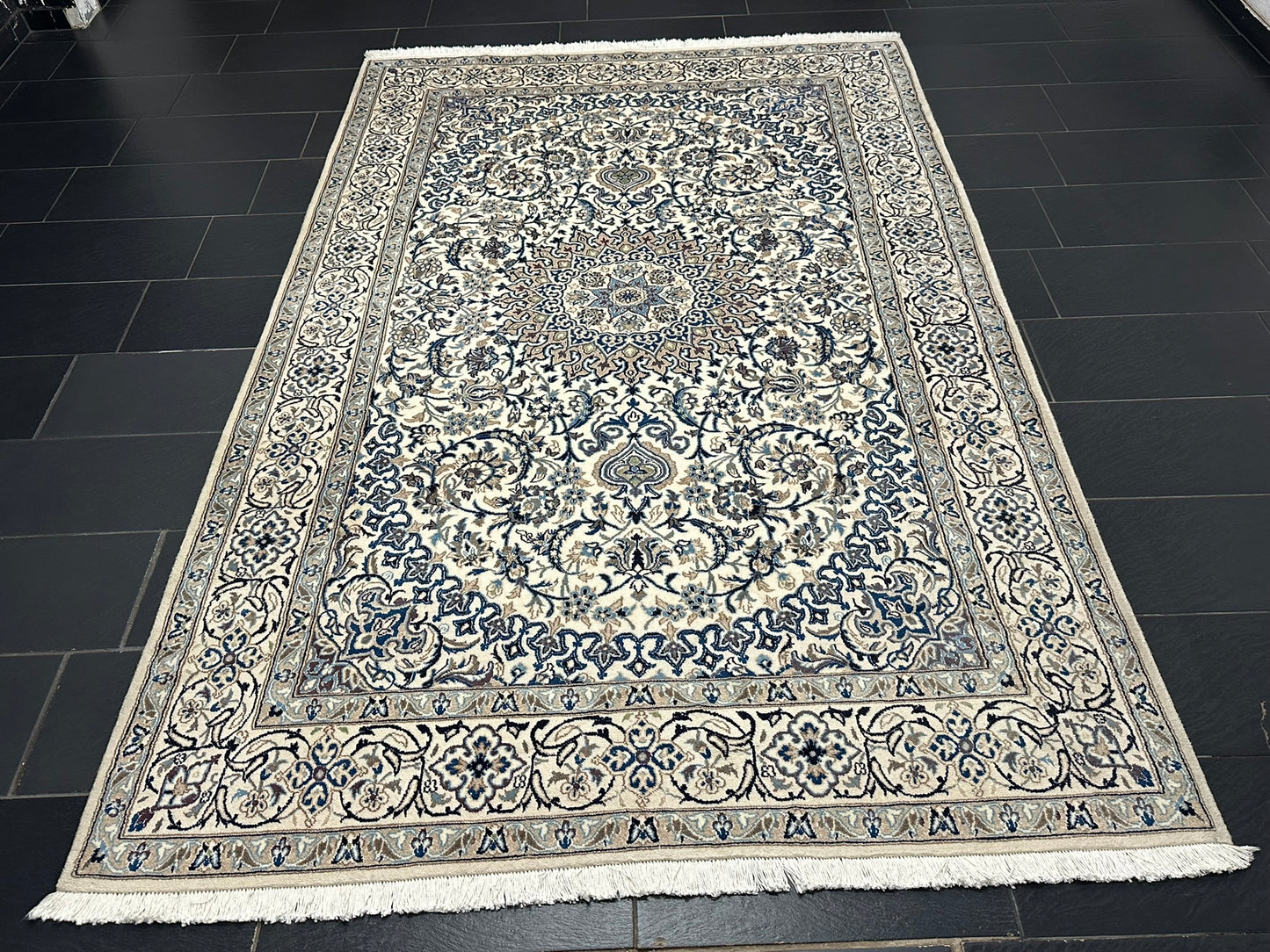 Handgeknüpfter Nain Teppich mit Seide 300x200 cm Neu,