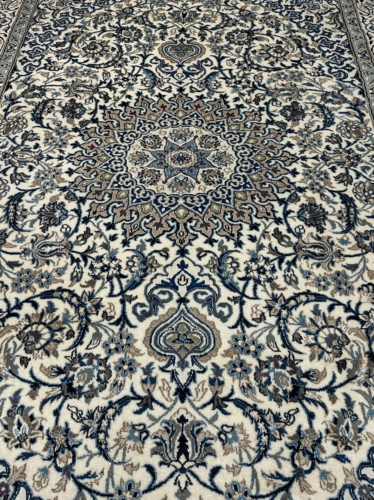 Handgeknüpfter Nain Teppich mit Seide 300x200 cm Neu,