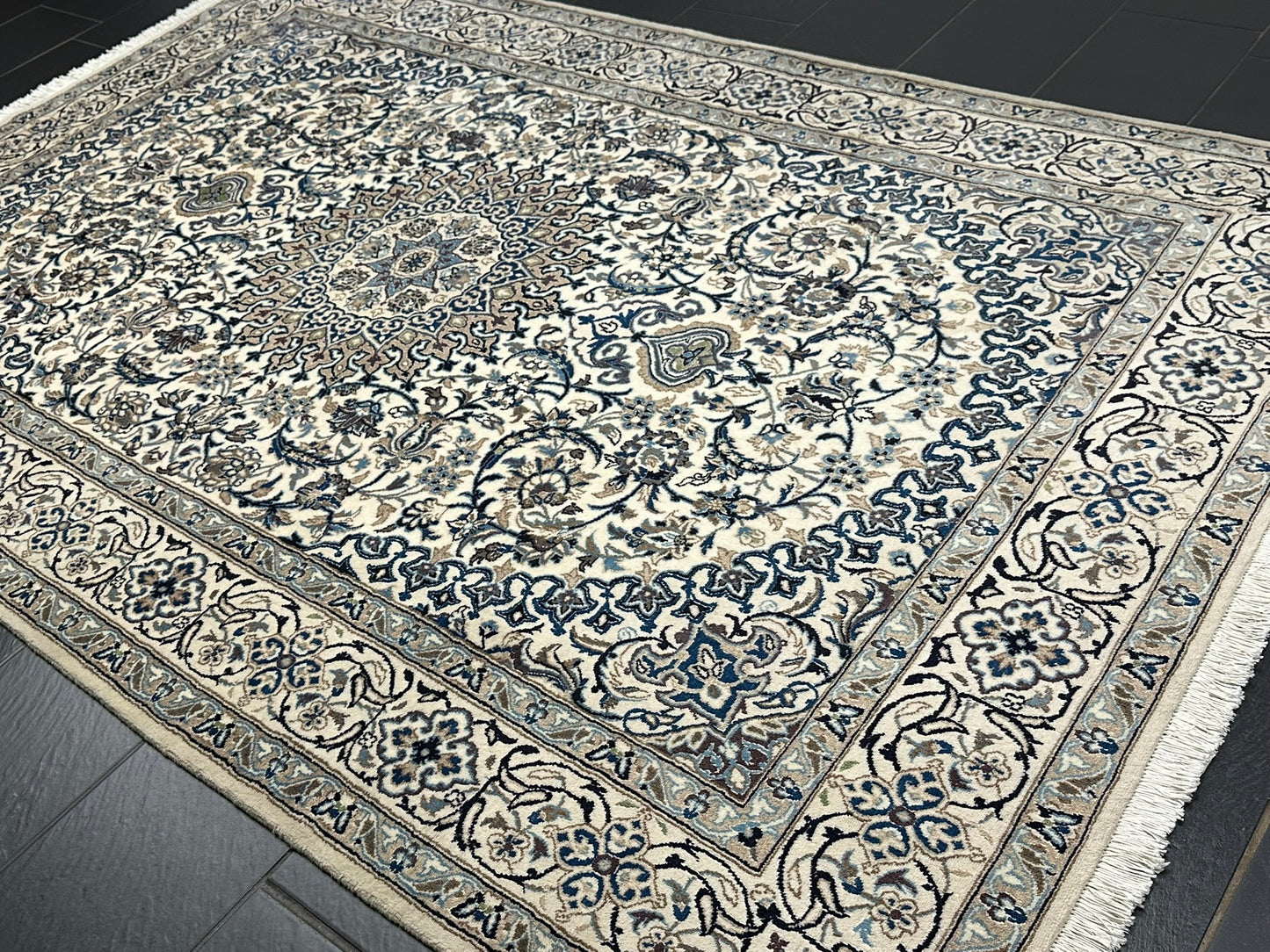 Handgeknüpfter Nain Teppich mit Seide 300x200 cm Neu,