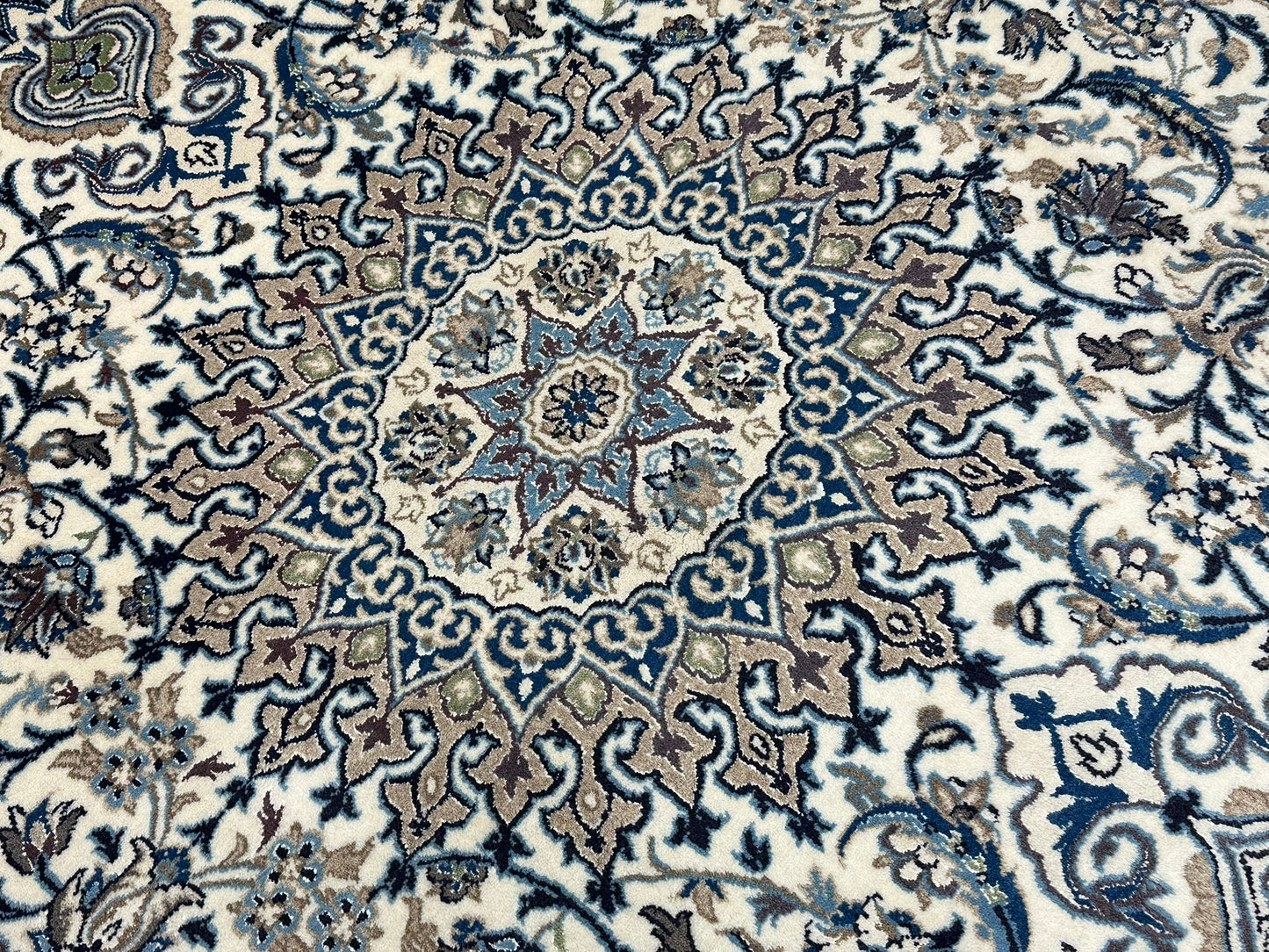 Handgeknüpfter Nain Teppich mit Seide 300x200 cm Neu,