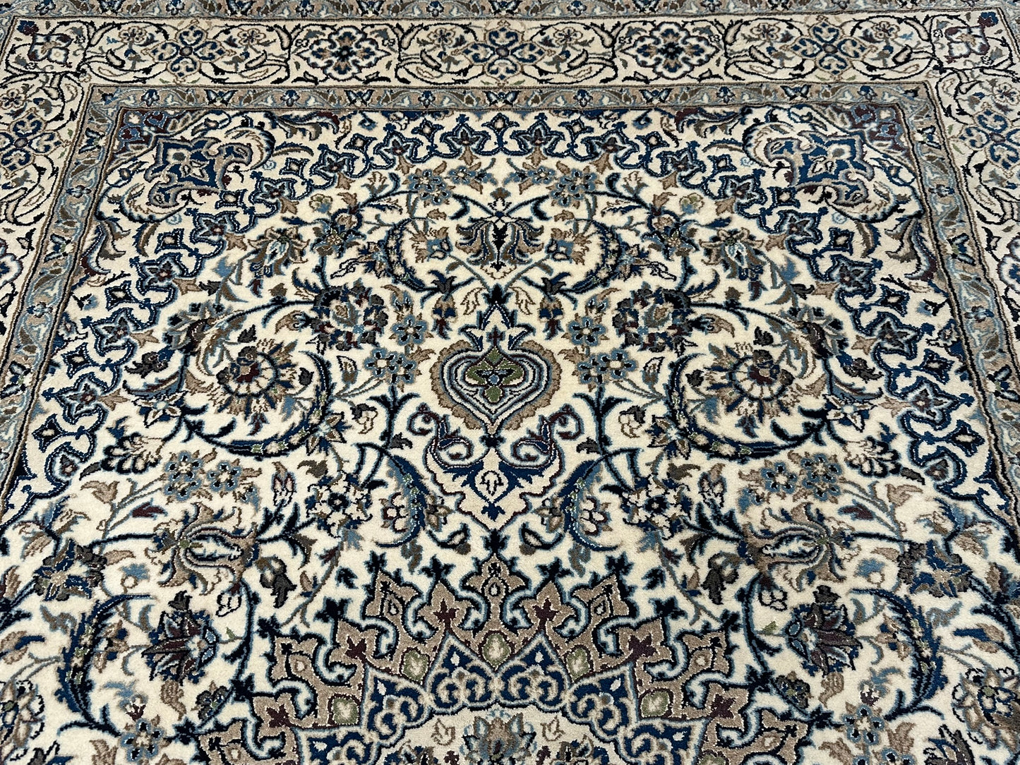 Handgeknüpfter Nain Teppich mit Seide 300x200 cm Neu,