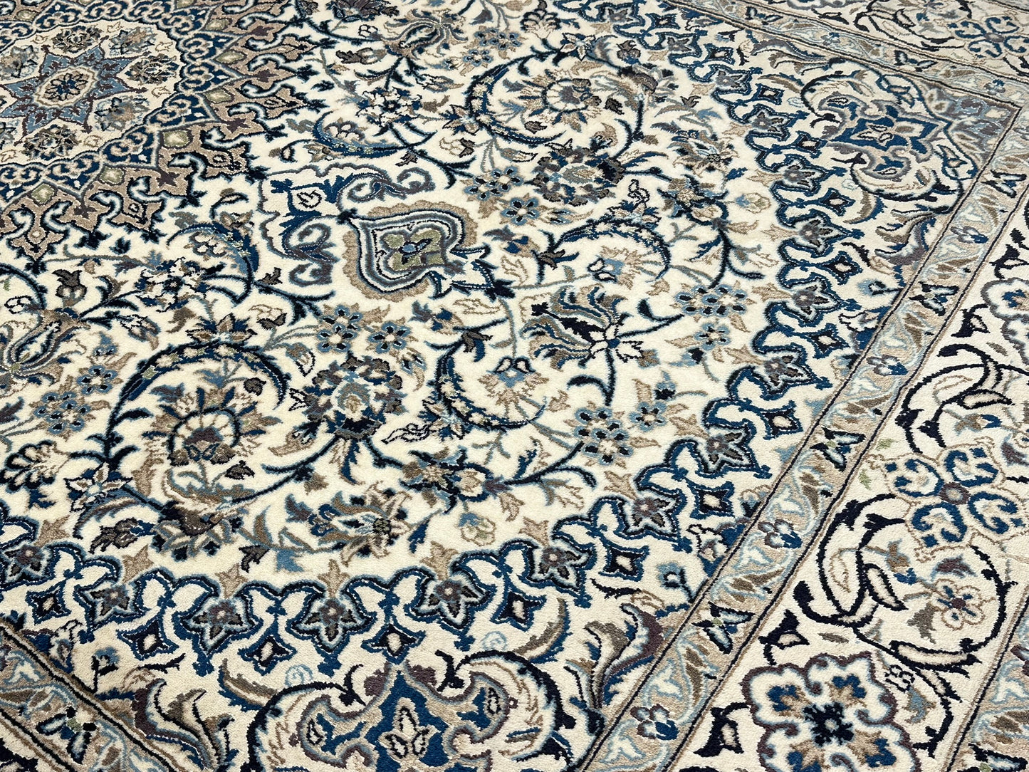 Handgeknüpfter Nain Teppich mit Seide 300x200 cm Neu,