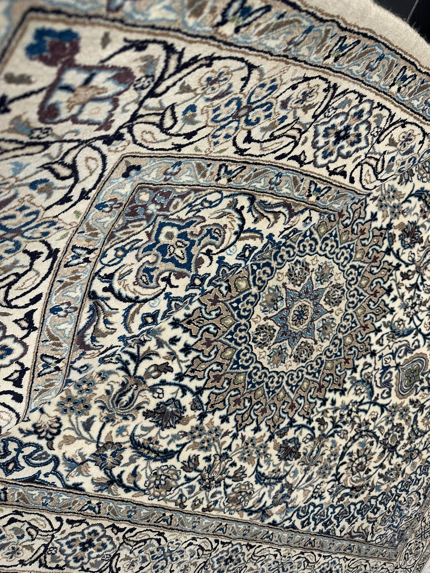 Handgeknüpfter Nain Teppich mit Seide 300x200 cm Neu,