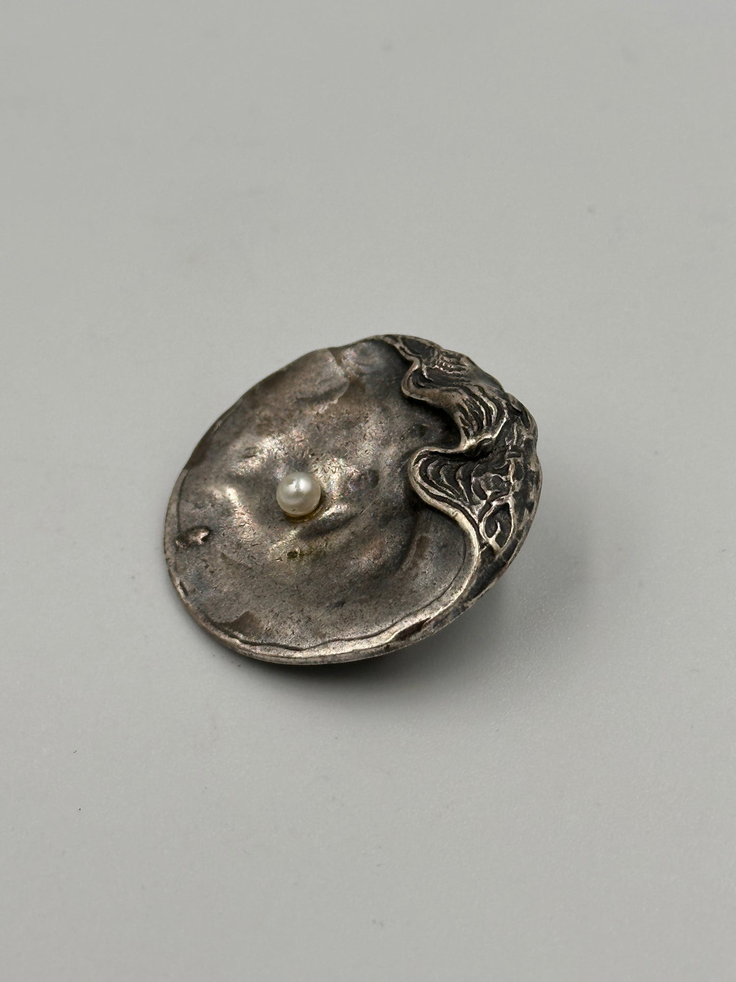 Antike Perlenbrosche, Versilbert