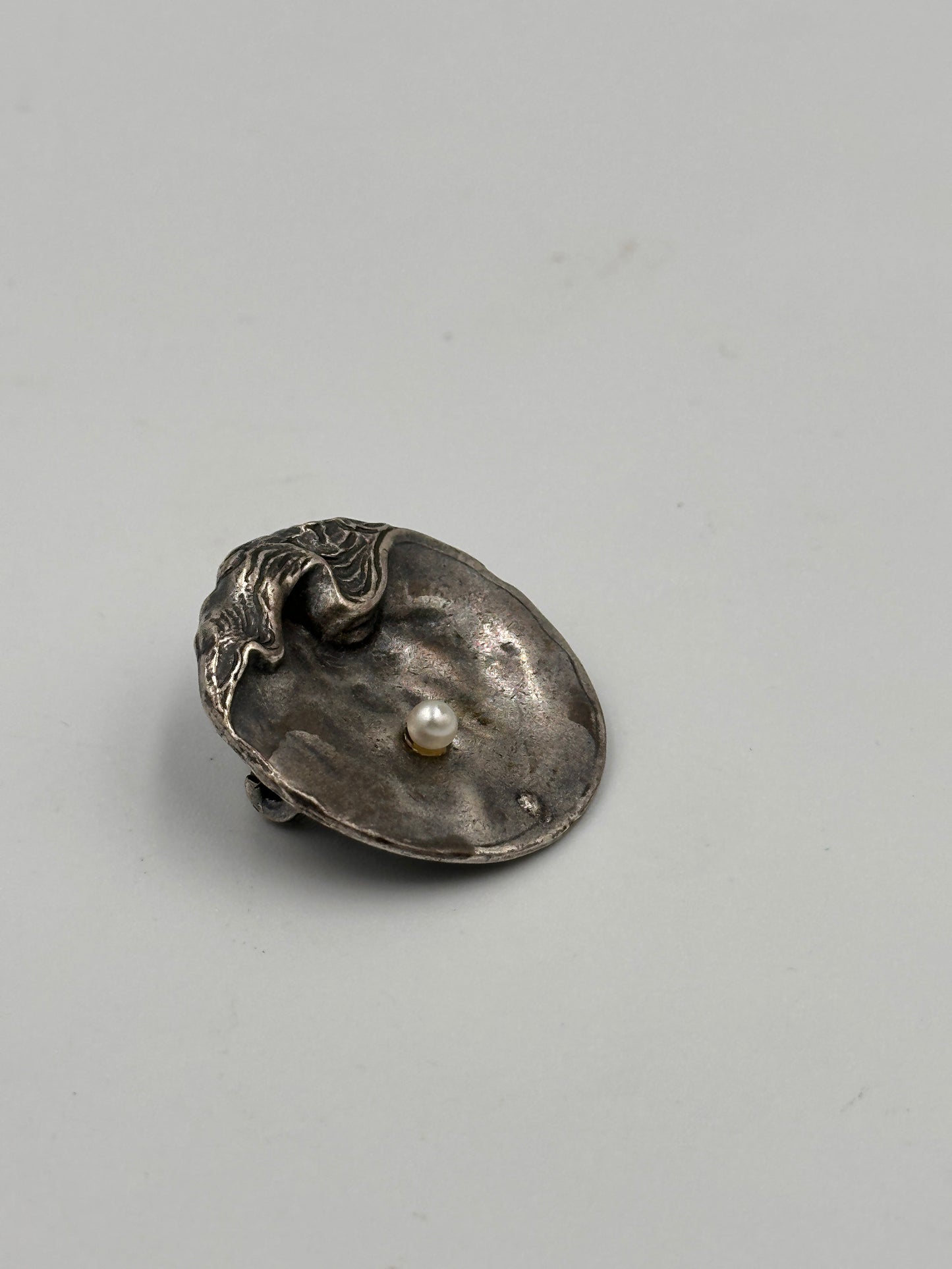 Antike Perlenbrosche, Versilbert