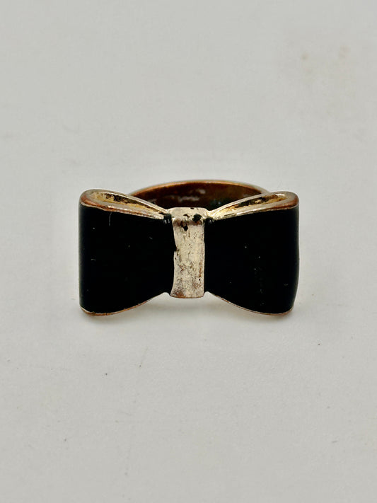 **Vintage-Ring mit schwarzer Schleife