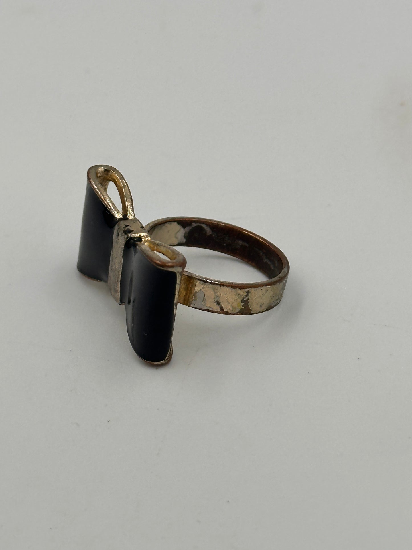 **Vintage-Ring mit schwarzer Schleife