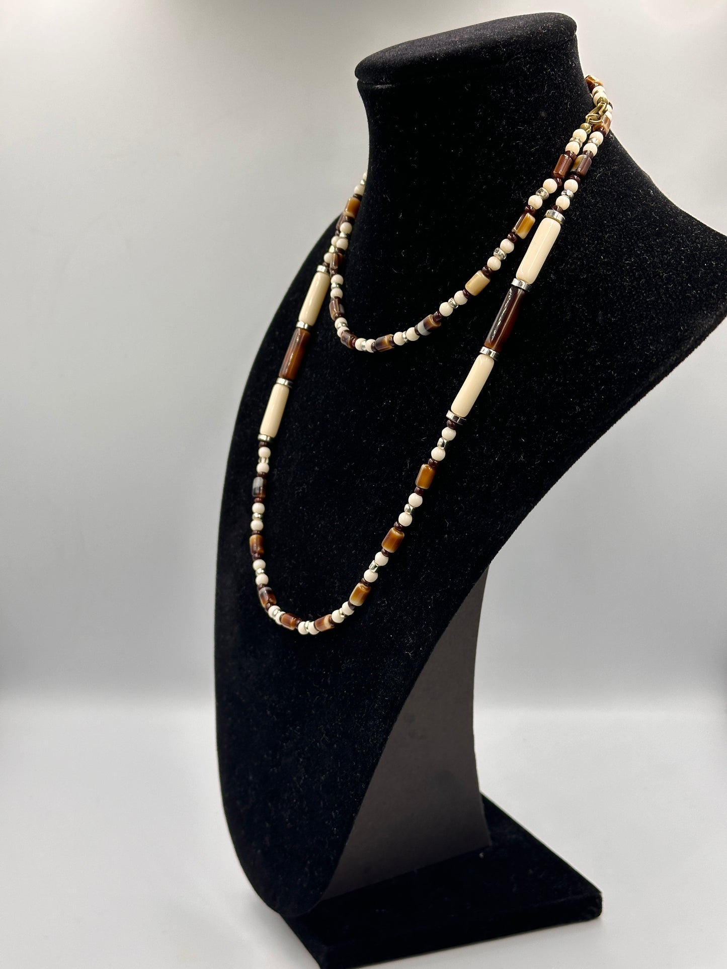 Vintage Lange Afrika Halskette Weiß-Braun mit Goldfarbenem Verschluss