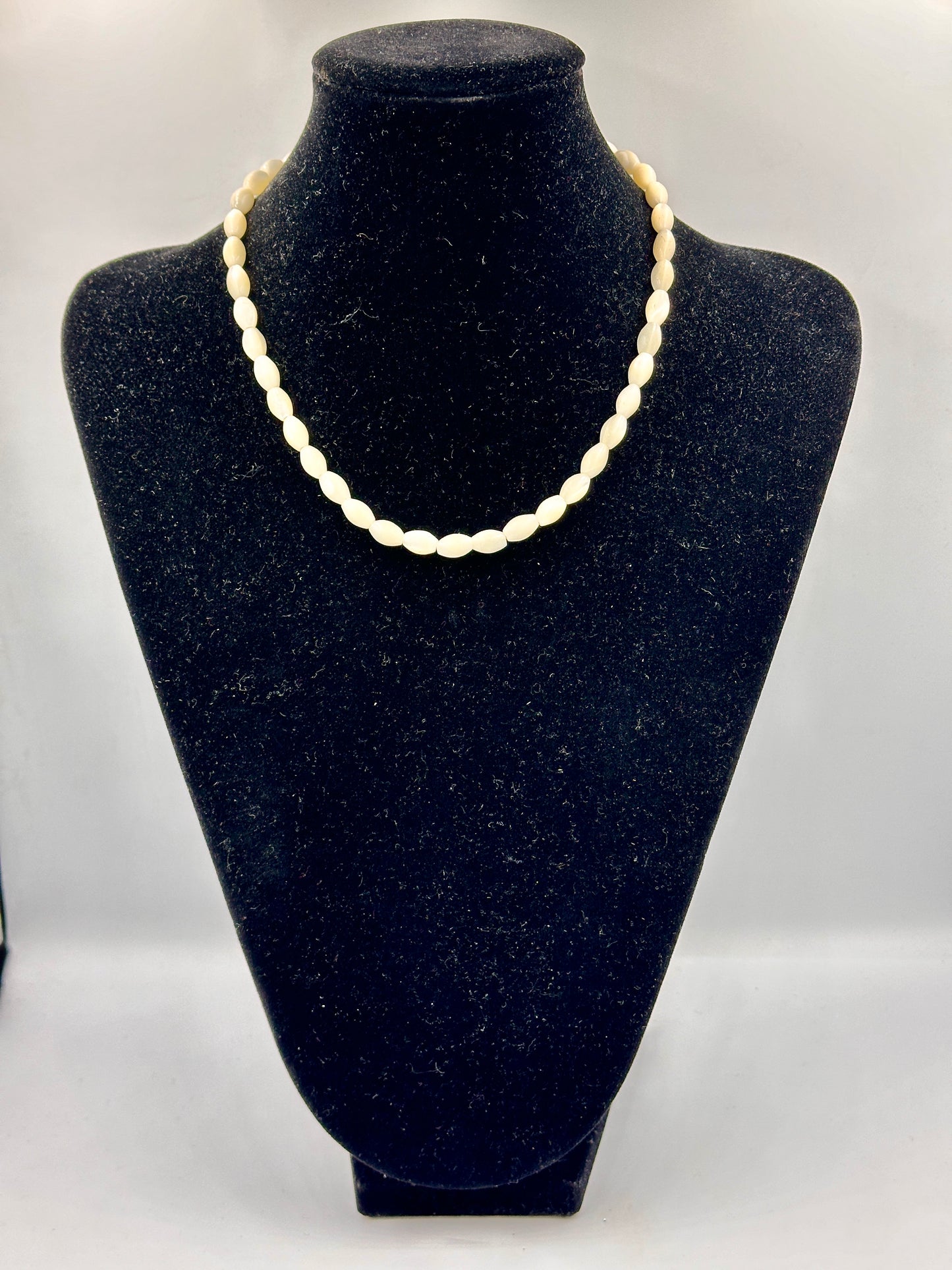 Antike Perlenkette mit Olivförmigen Perlen und Silberfarbenem Verschluss