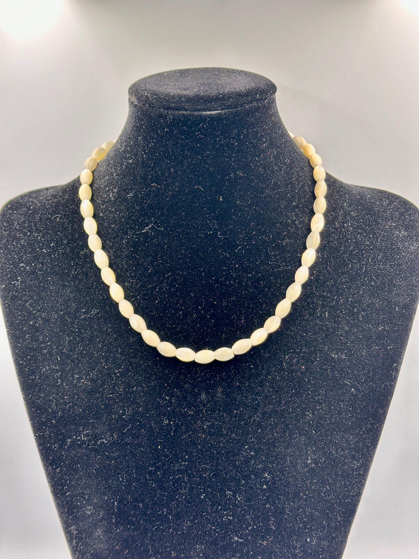 Antike Perlenkette mit Olivförmigen Perlen und Silberfarbenem Verschluss