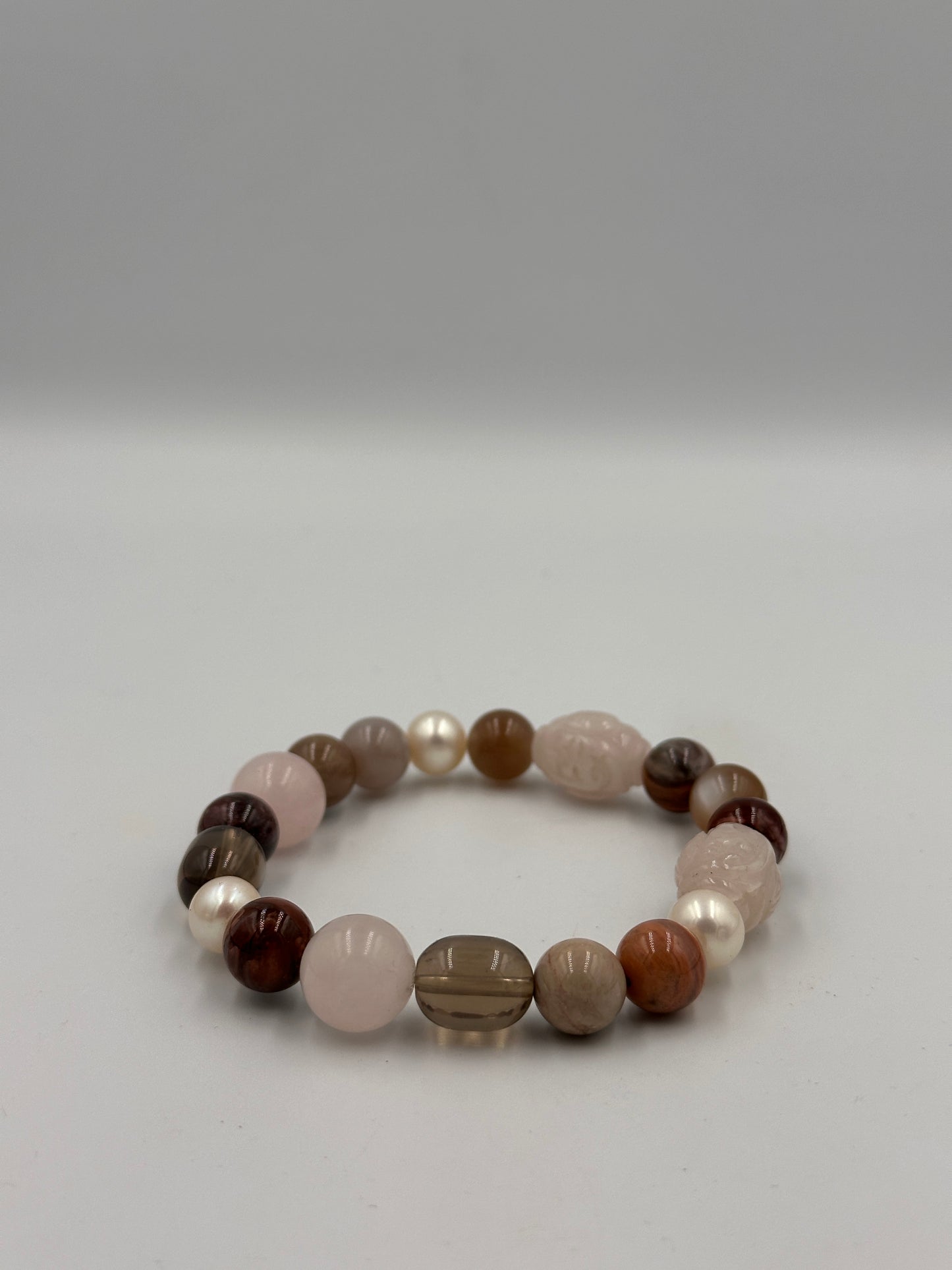 Perlenarmband mit verschiedenen Farben und Edelsteinen