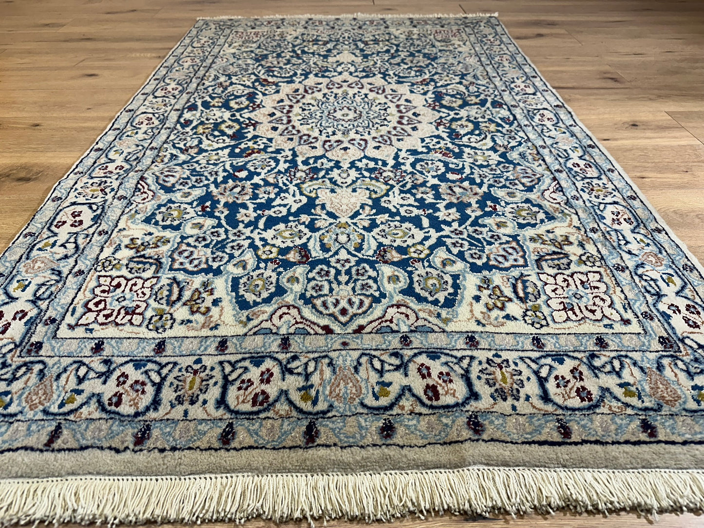 Orientteppich handgeknüpft Nain mit Seide 190x120 cm