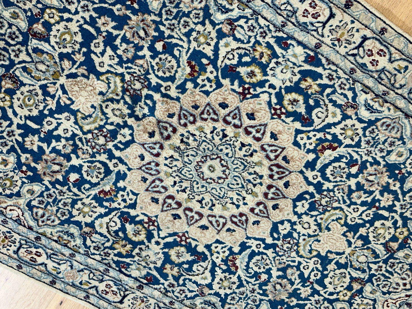 Orientteppich handgeknüpft Nain mit Seide 190x120 cm