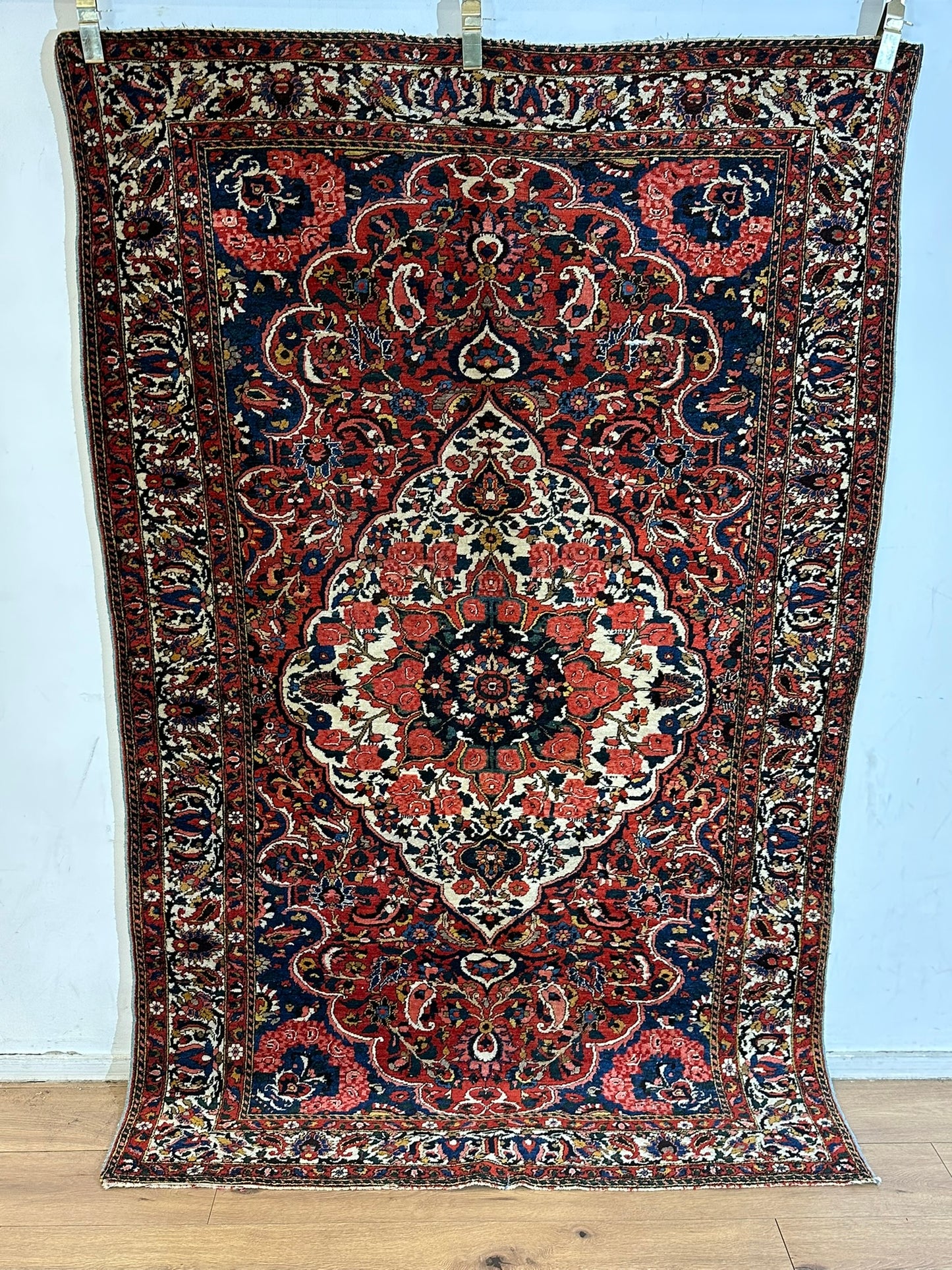 Antik Orientteppich handgeknüpft Bachtiar Naturfarben 220x138 cm