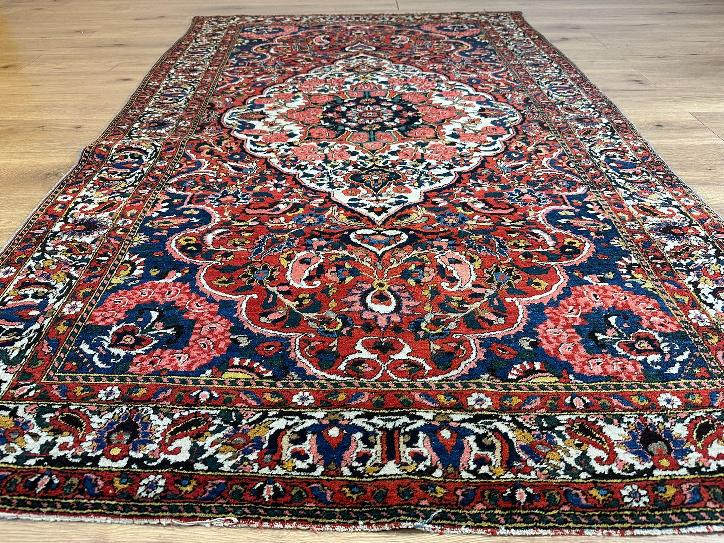 Antik Orientteppich handgeknüpft Bachtiar Naturfarben 220x138 cm