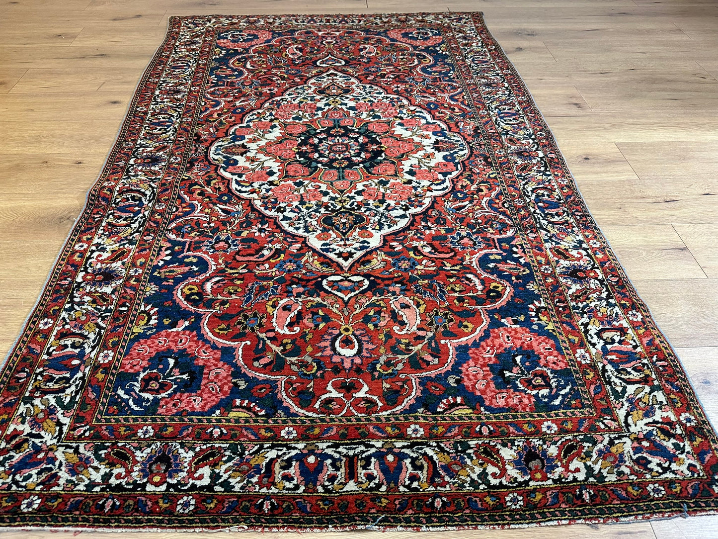 Antik Orientteppich handgeknüpft Bachtiar Naturfarben 220x138 cm
