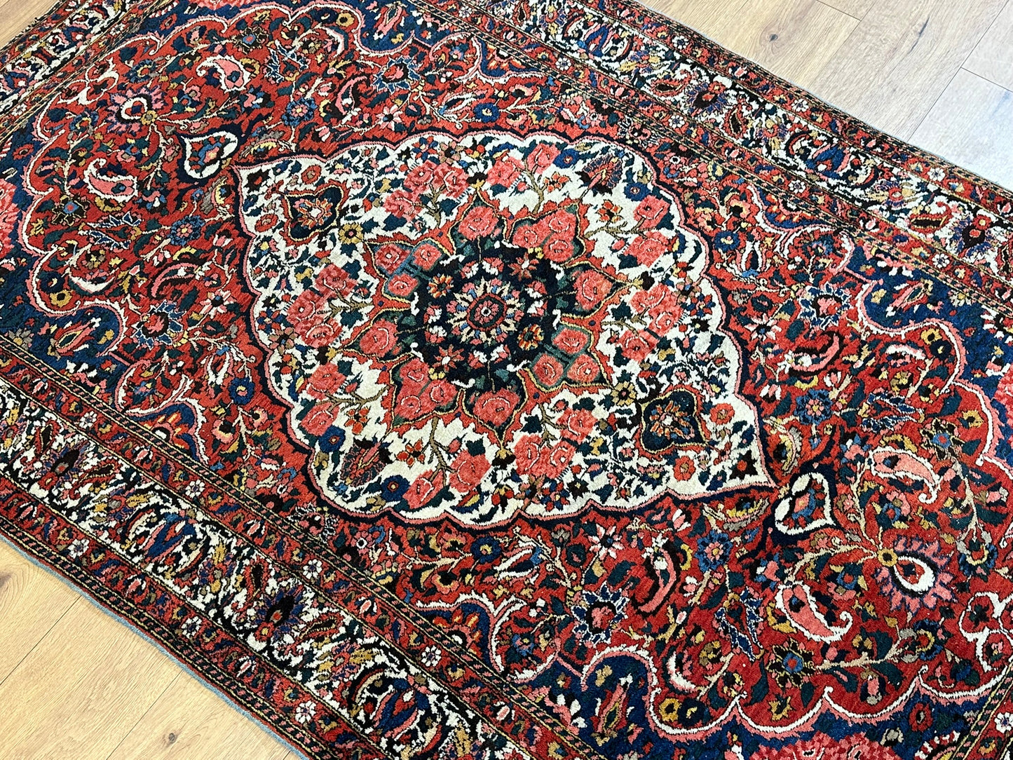 Antik Orientteppich handgeknüpft Bachtiar Naturfarben 220x138 cm