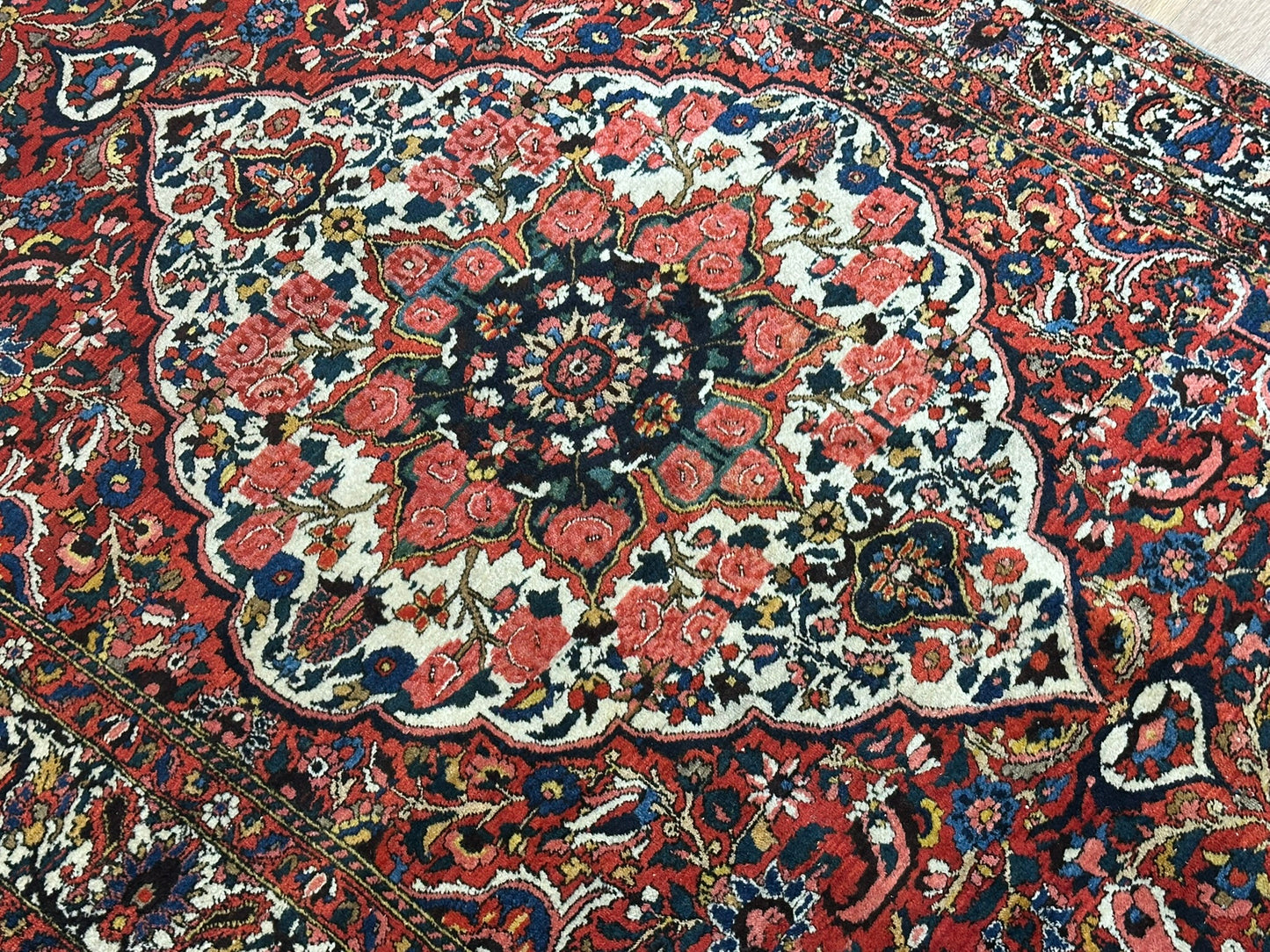 Antik Orientteppich handgeknüpft Bachtiar Naturfarben 220x138 cm