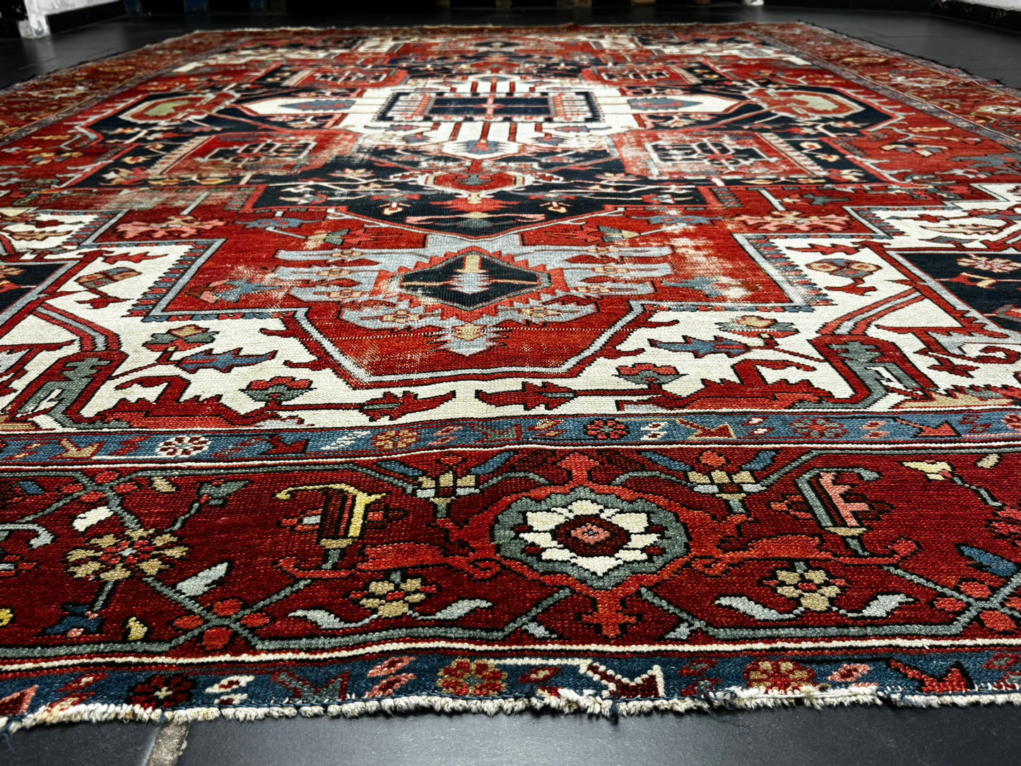 Antik Orientteppich handgeknüpft Heriz Serapi naturfarben  396x290 cm