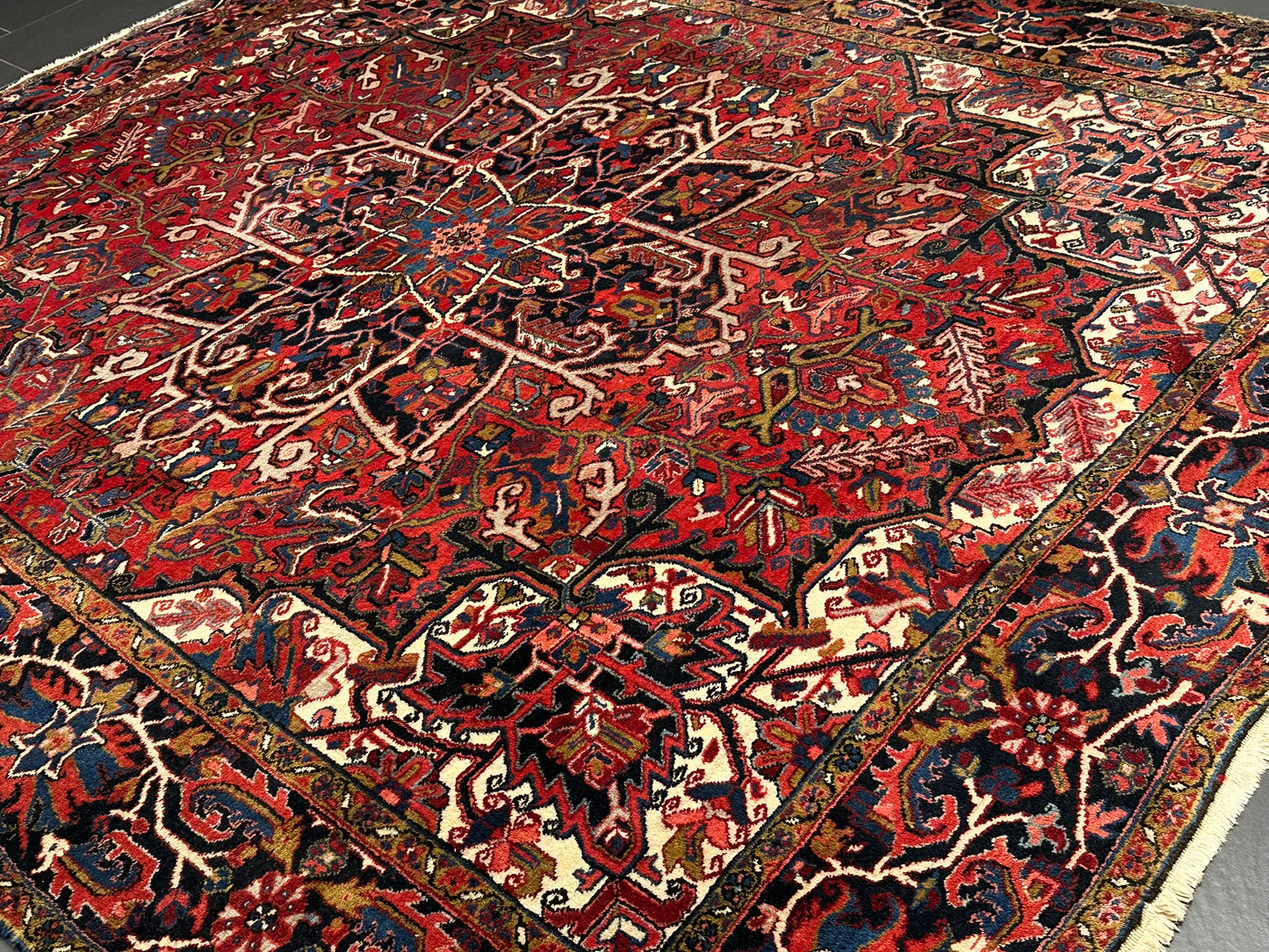 Antik Orientteppich handgeknüpft Heriz Naturfarben  325x256 cm