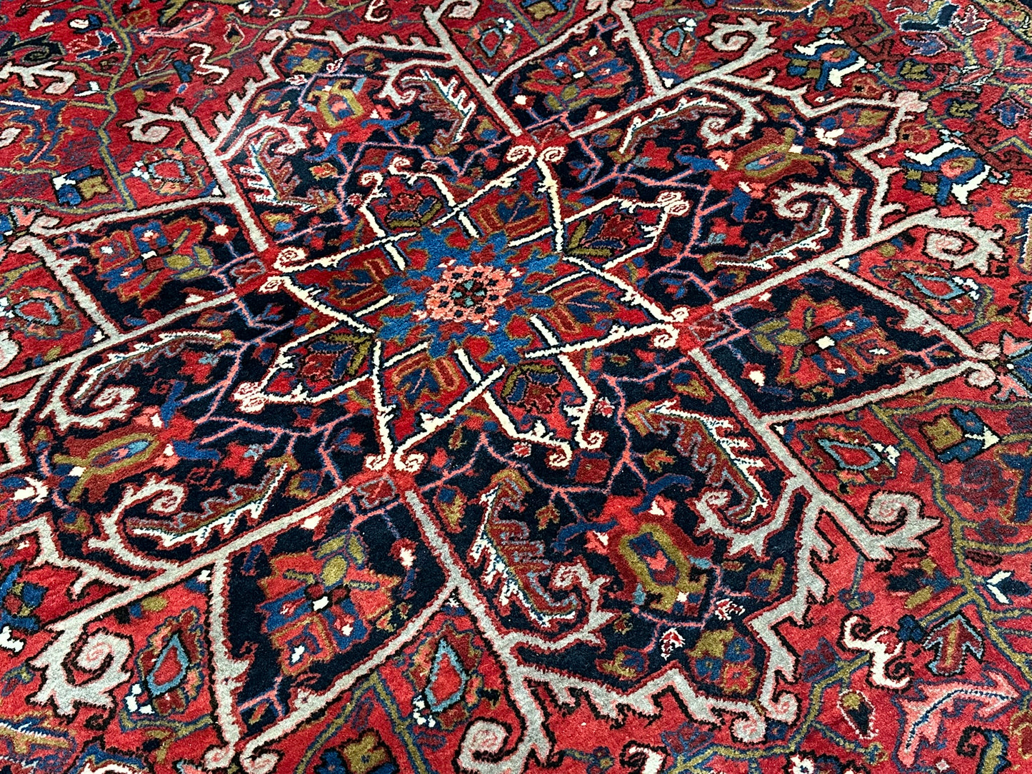 Antik Orientteppich handgeknüpft Heriz Naturfarben  325x256 cm