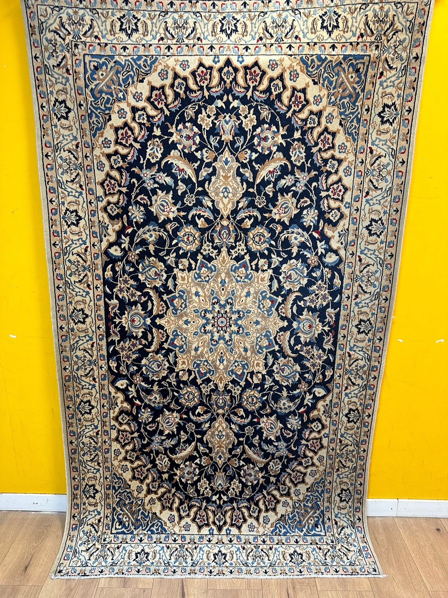 Handgeknüpfter Perser Teppich Nain 210x120 cm – Medaillon Seide