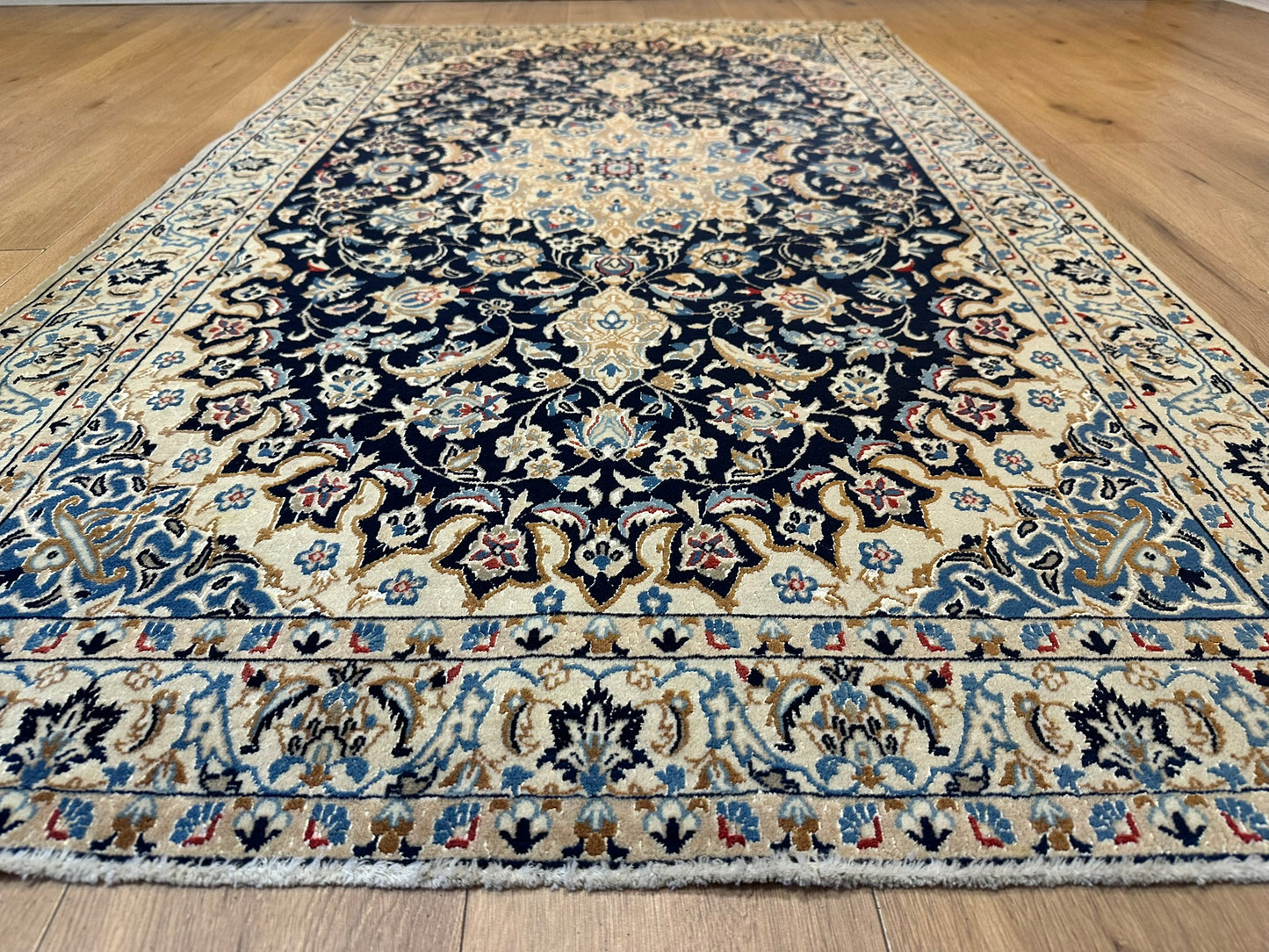 Handgeknüpfter Perser Teppich Nain 210x120 cm – Medaillon Seide