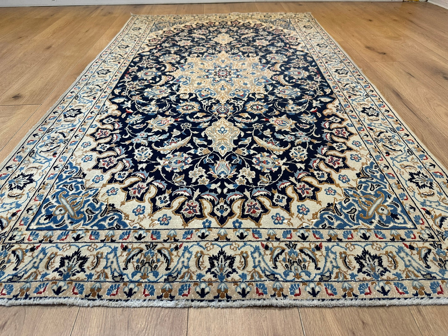 Handgeknüpfter Perser Teppich Nain 210x120 cm – Medaillon Seide