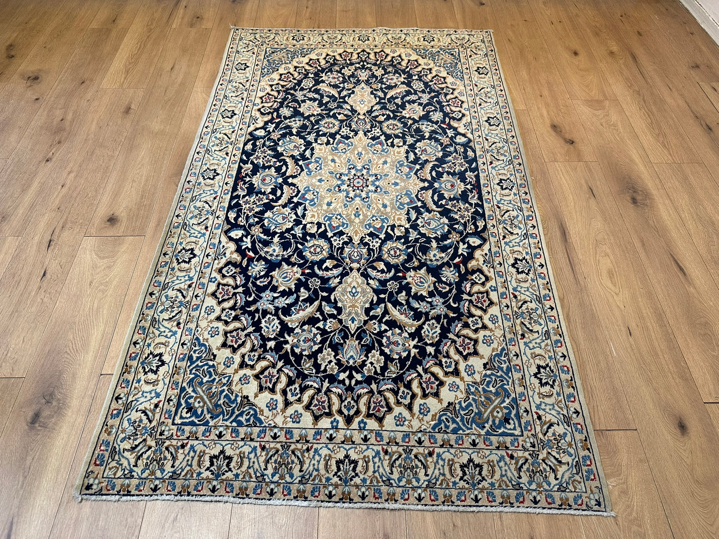 Handgeknüpfter Perser Teppich Nain 210x120 cm – Medaillon Seide