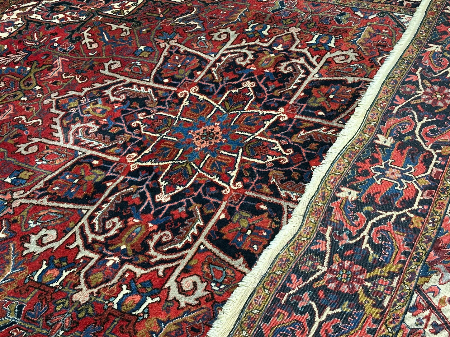 Antik Orientteppich handgeknüpft Heriz Naturfarben  325x256 cm
