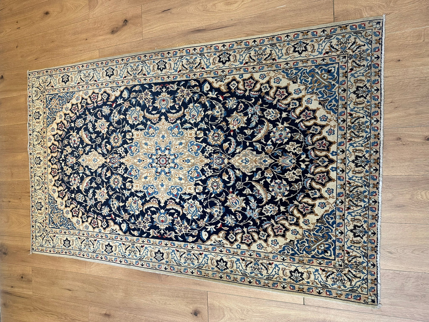 Handgeknüpfter Perser Teppich Nain 210x120 cm – Medaillon Seide