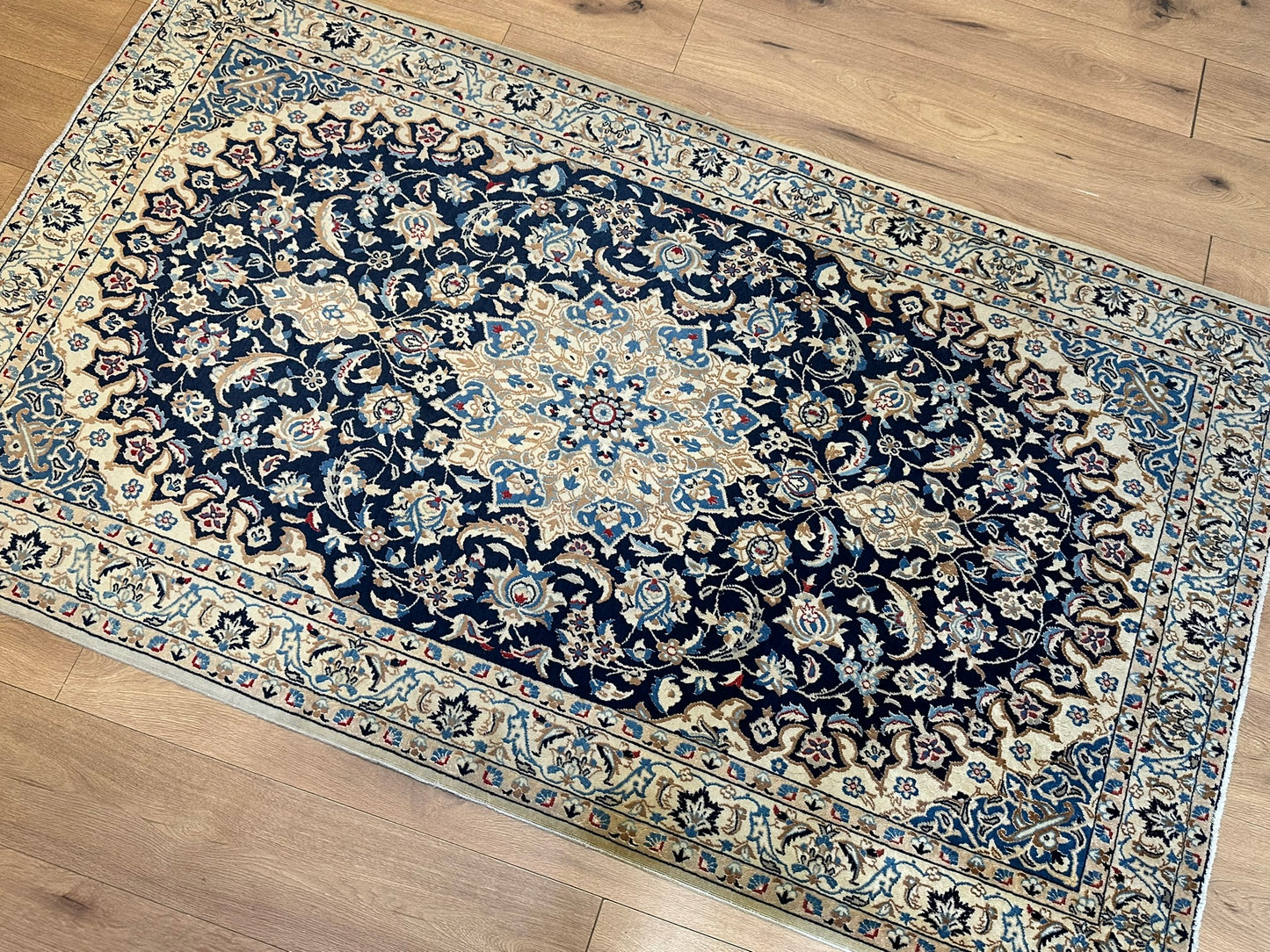 Handgeknüpfter Perser Teppich Nain 210x120 cm – Medaillon Seide
