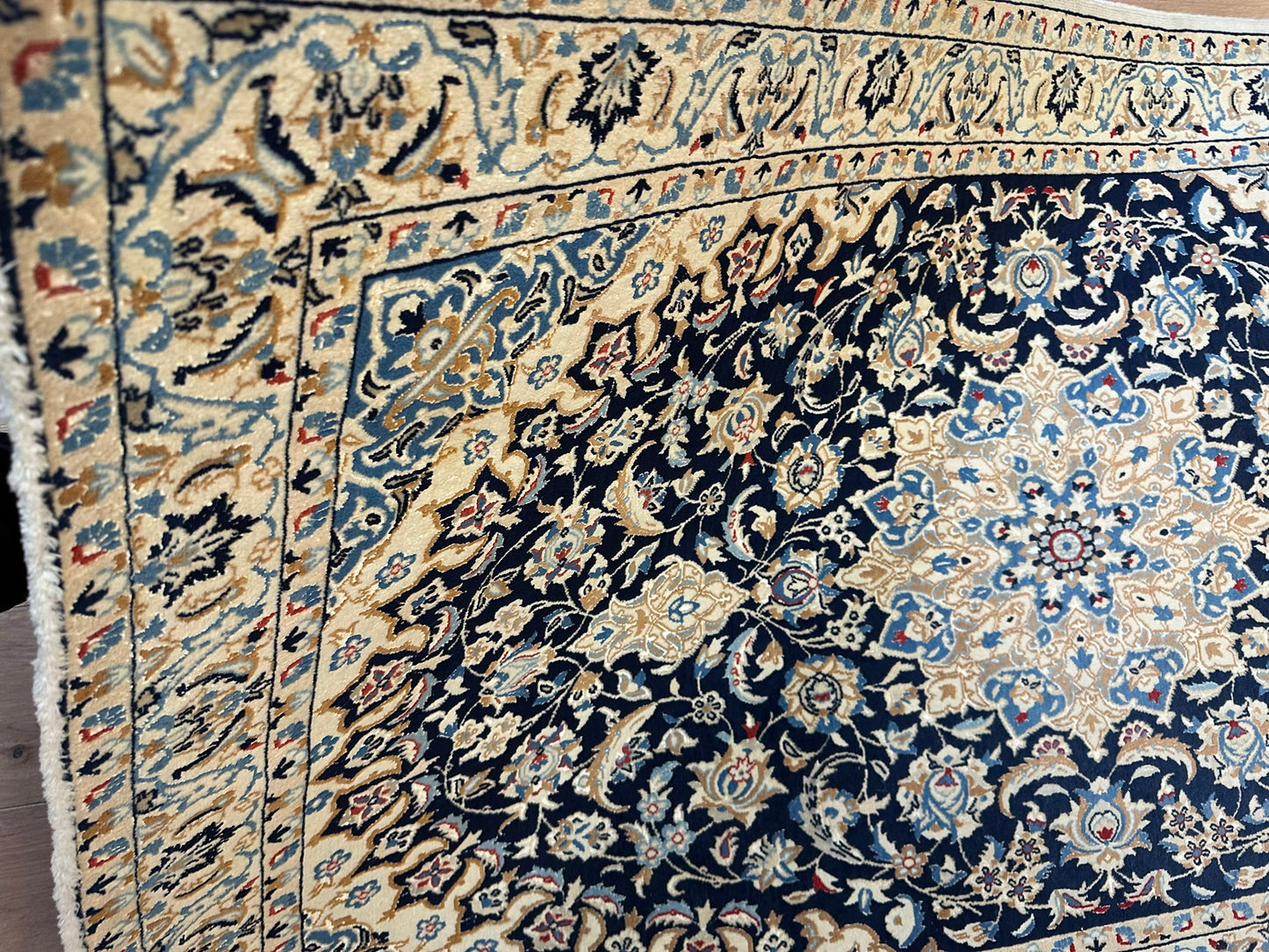 Handgeknüpfter Perser Teppich Nain 210x120 cm – Medaillon Seide