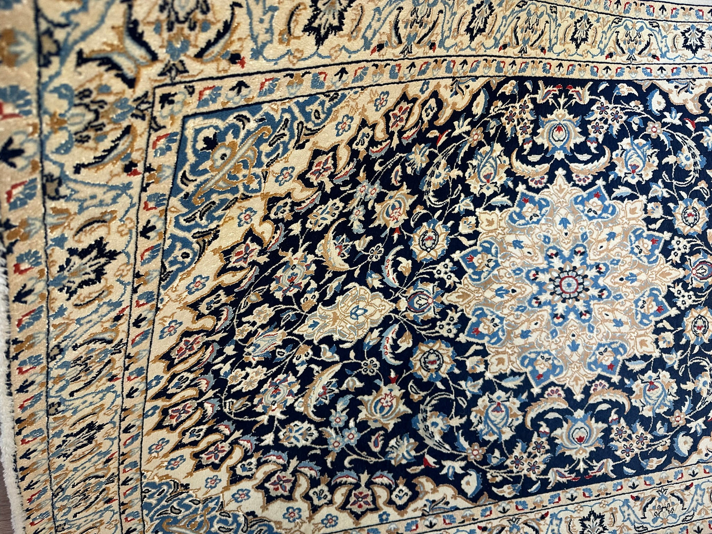 Handgeknüpfter Perser Teppich Nain 210x120 cm – Medaillon Seide