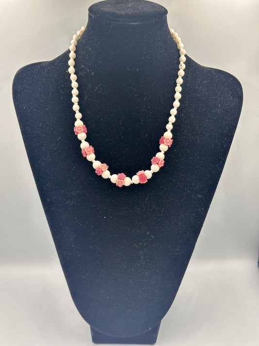 Nana Collier Perlenkette mit rosa Rosen und goldfarbenem Verschluss