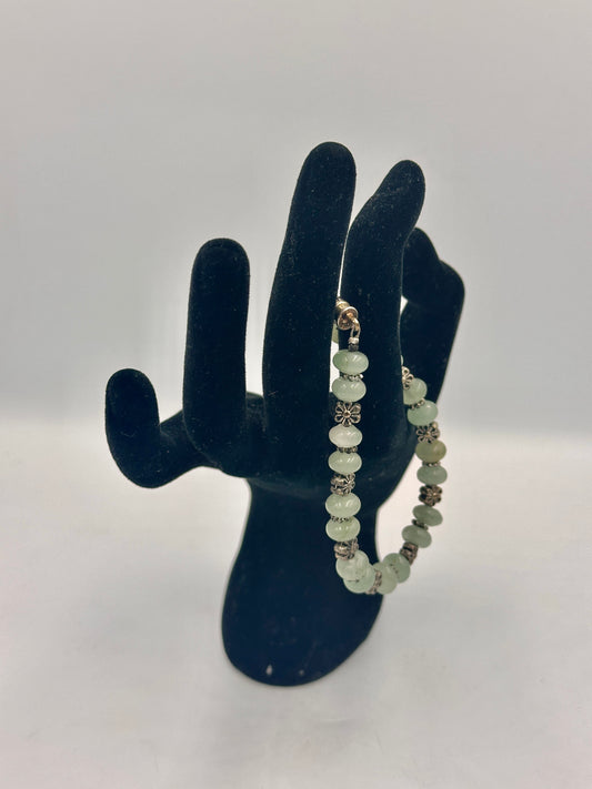 Vintage Jade Perlenarmband mit silberfarbenen Blümchen und Magnetverschluss