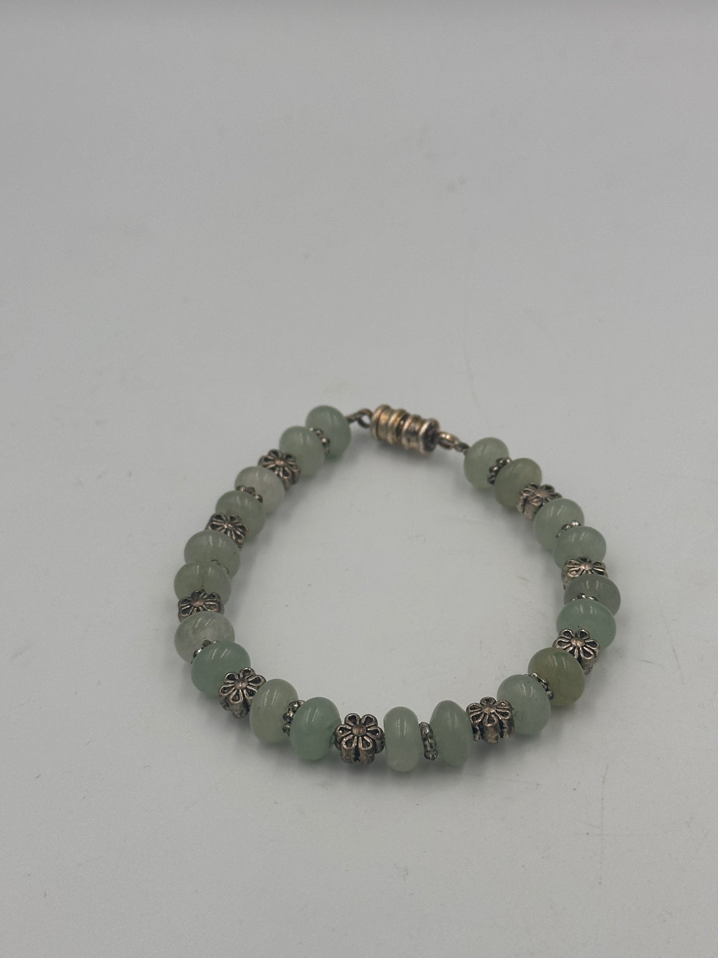 Vintage Jade Perlenarmband mit silberfarbenen Blümchen und Magnetverschluss