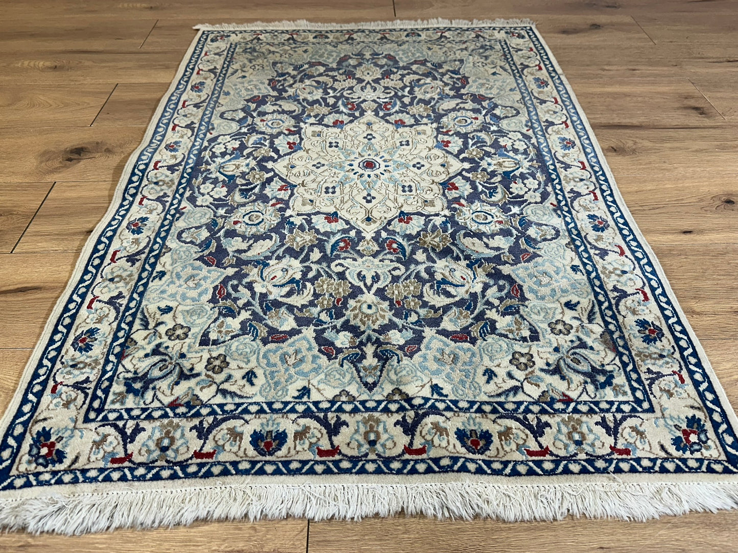 Orientteppich handgeknüpft Nain mit Seide 133x90 cm